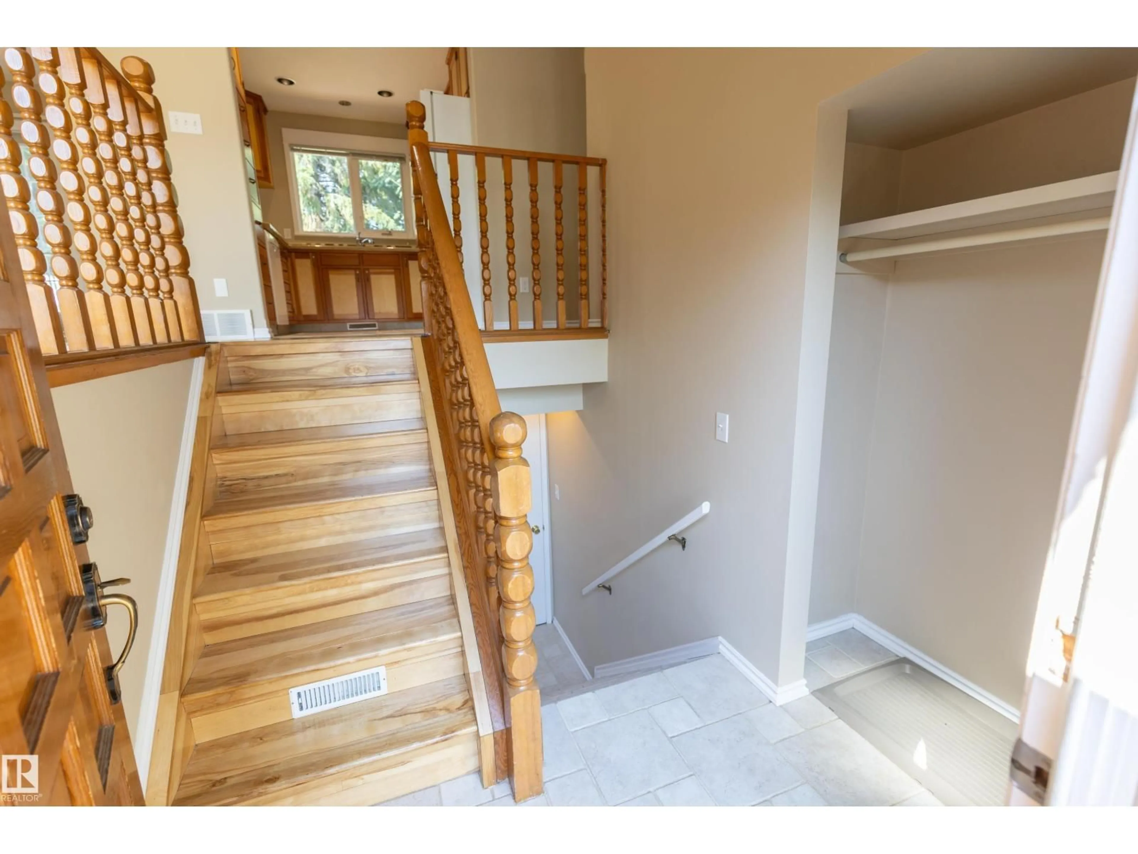 Indoor entryway for 1108 39 ST, Edmonton Alberta T6L2K7