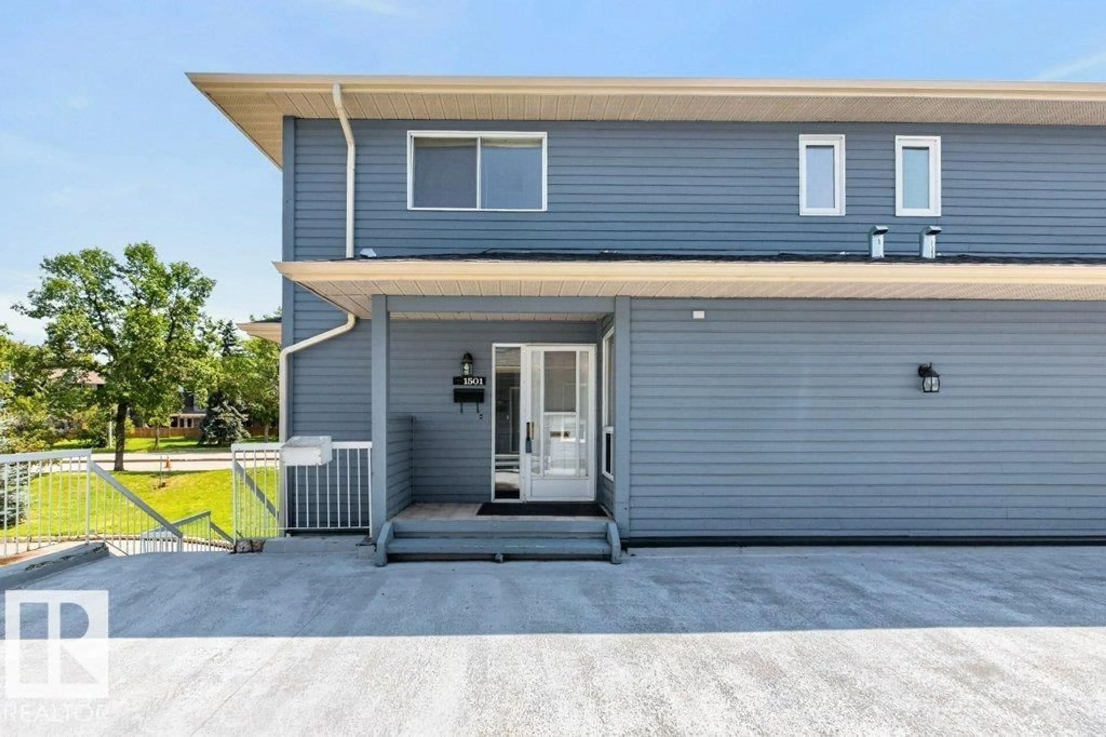Home with vinyl exterior material, street for 1501 LAKESIDE GR, St. Albert Alberta T8N3T3