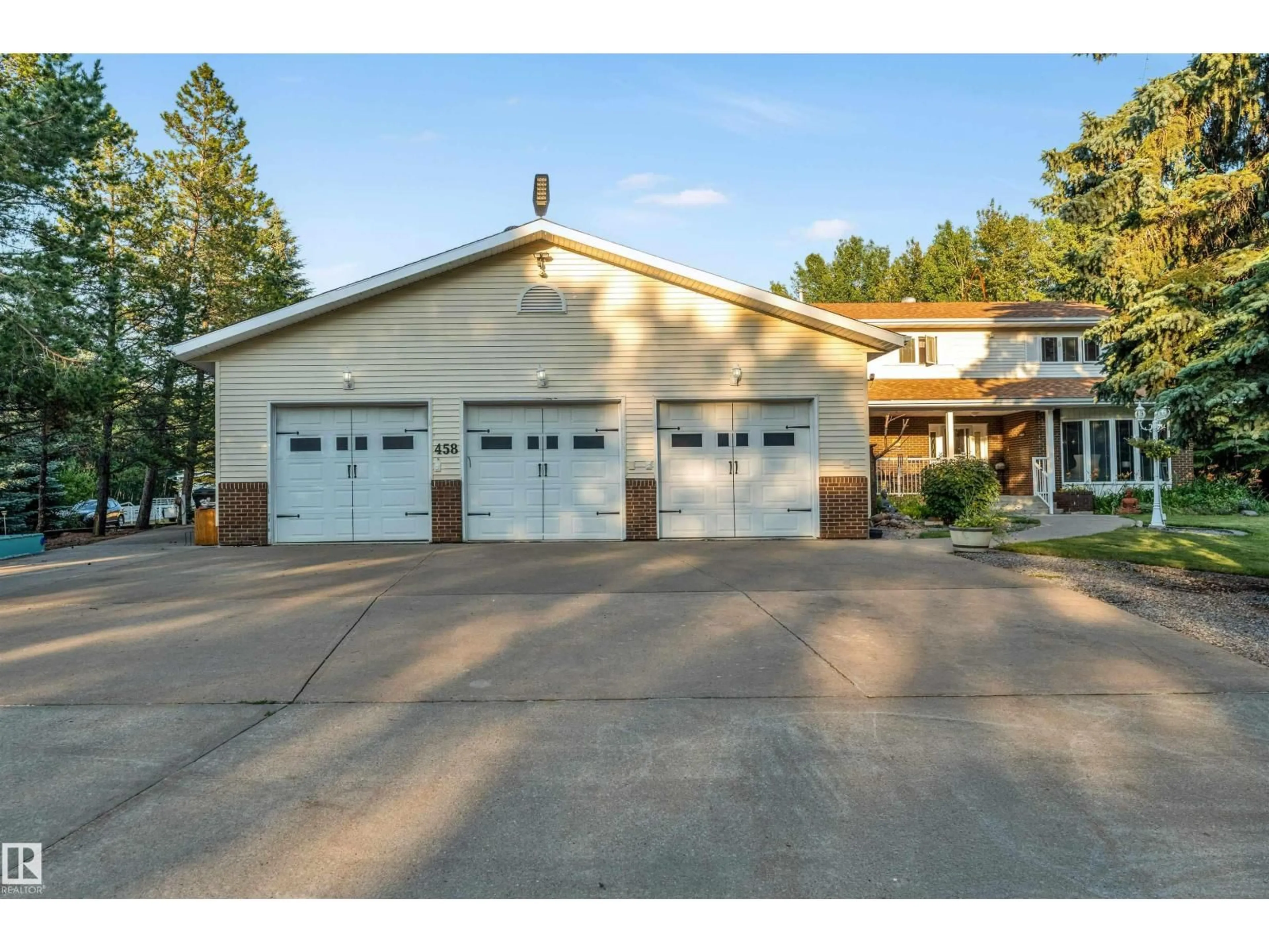Indoor garage for 458 23109 TWP ROAD ROAD, Rural Strathcona County Alberta T8B1K9