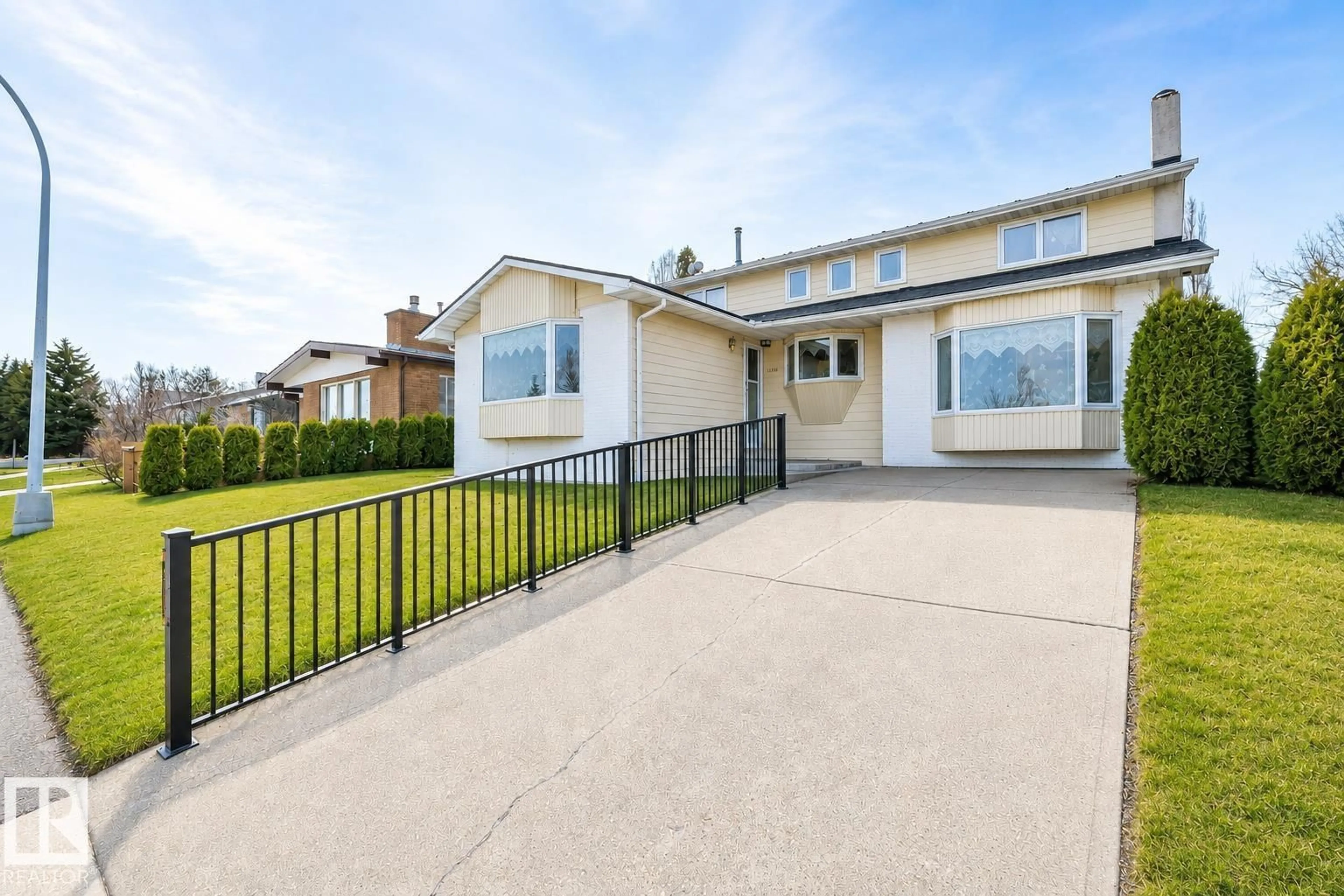 Home with vinyl exterior material, street for 11539 40 AV, Edmonton Alberta T6J0R7
