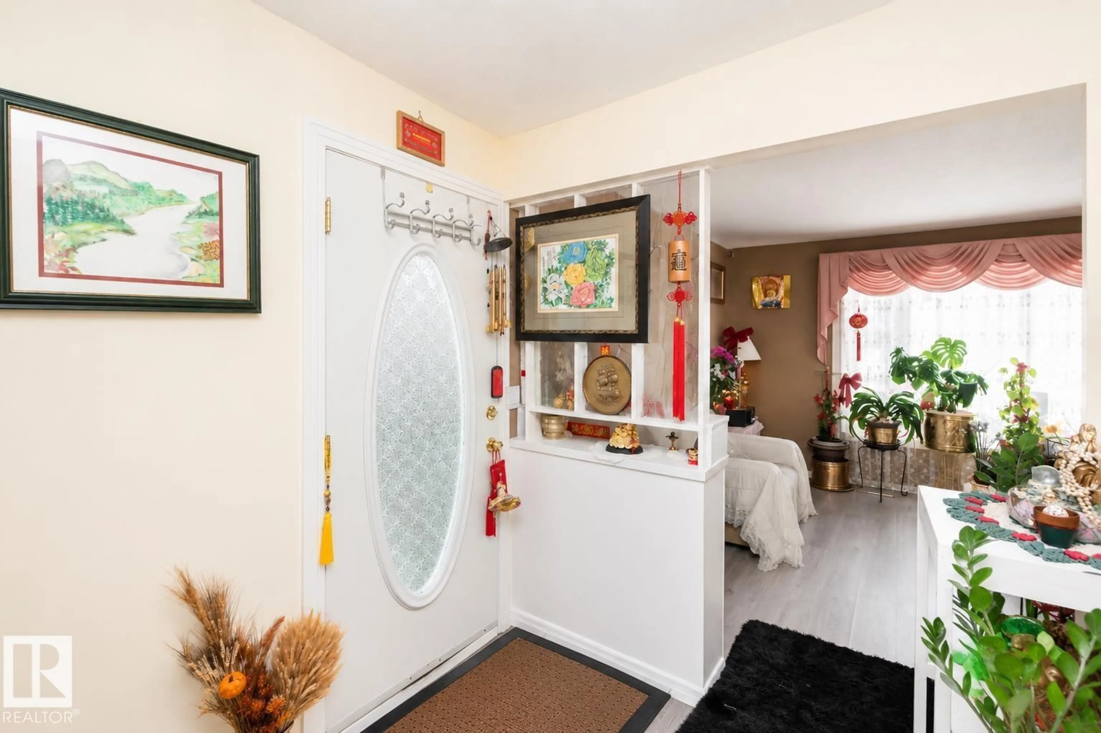Indoor entryway for 11539 40 AV, Edmonton Alberta T6J0R7