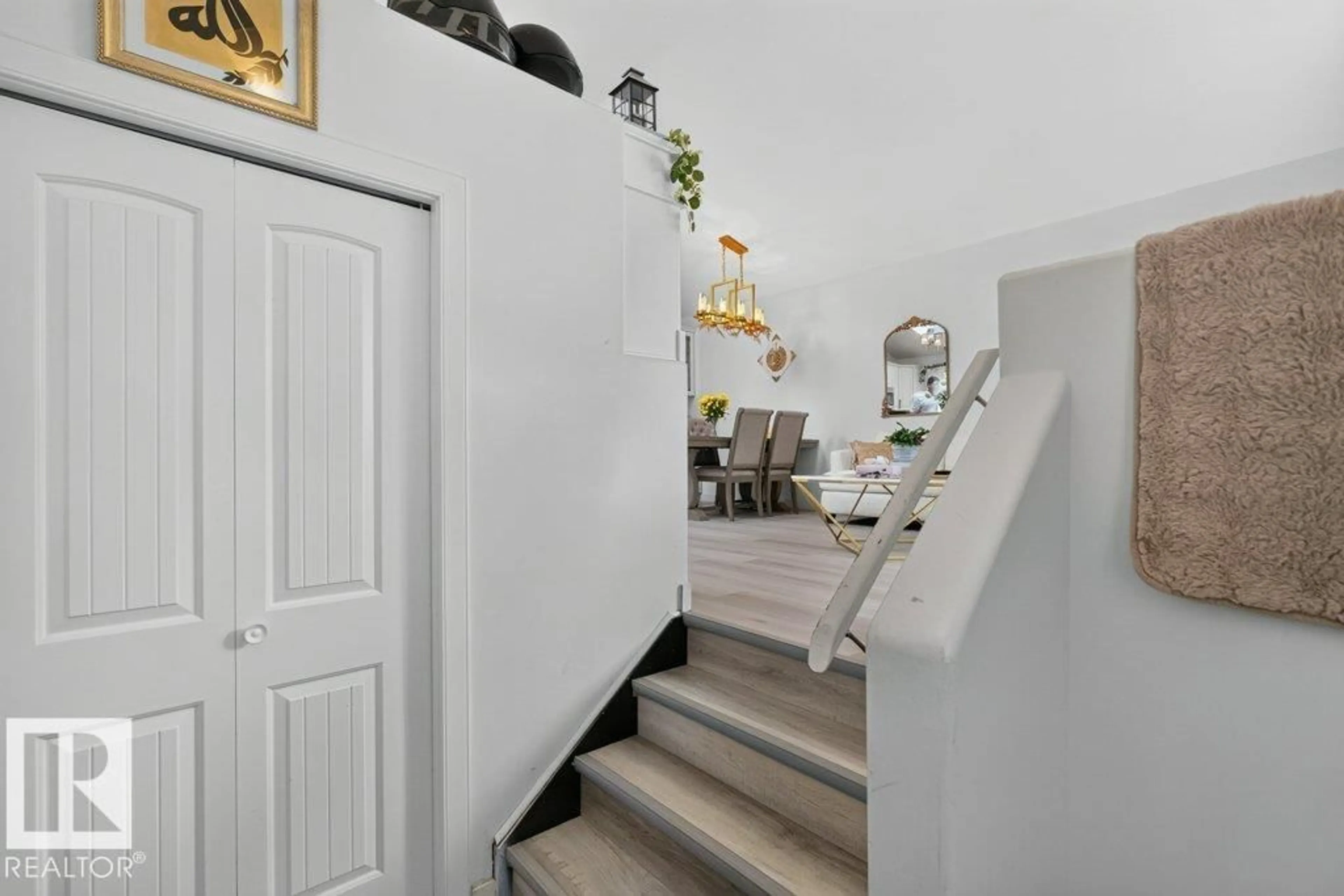 Indoor entryway for 12219 89 ST, Edmonton Alberta T5B3W5
