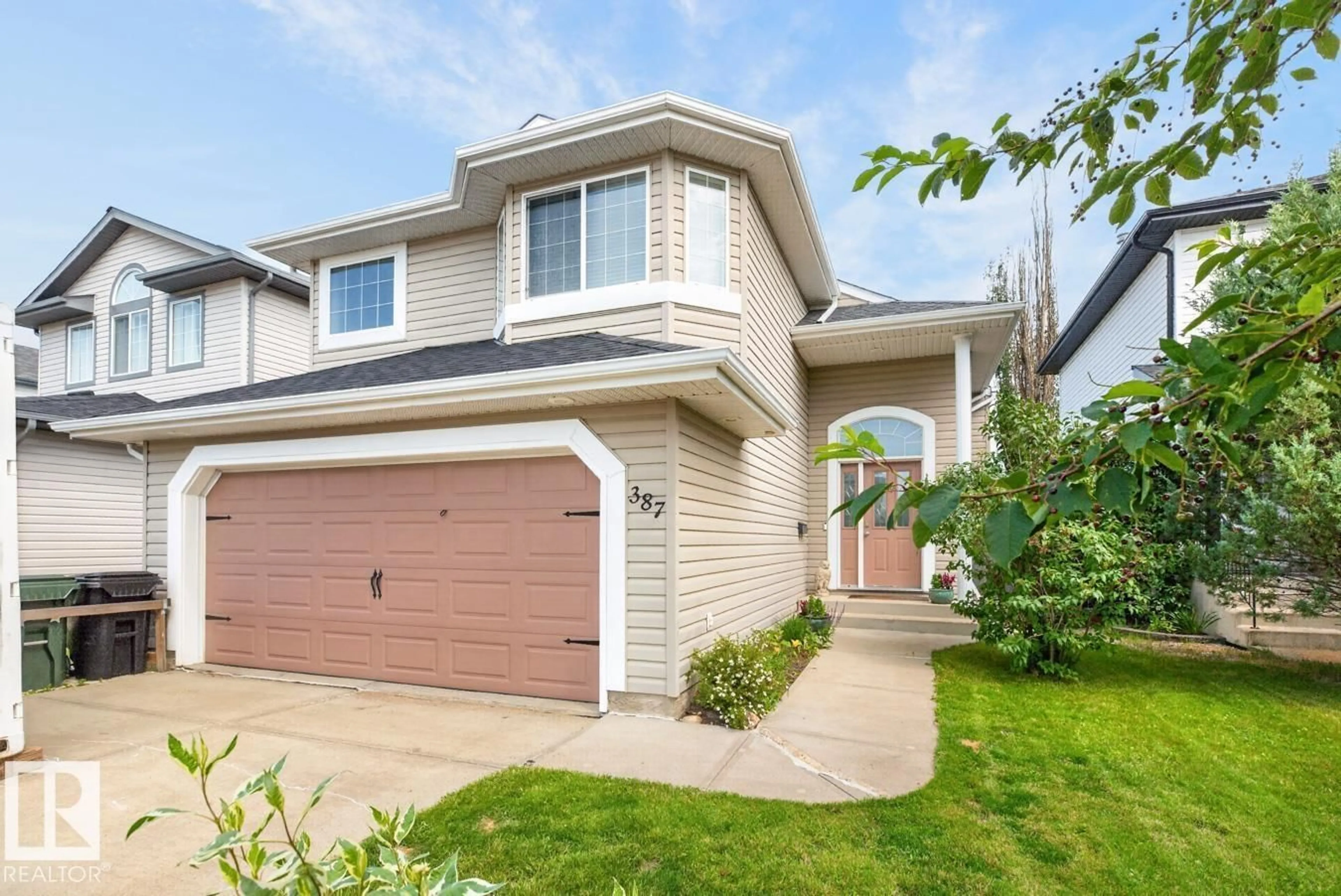 Home with vinyl exterior material, street for 387 FOXBORO WY, Sherwood Park Alberta T8A6K4