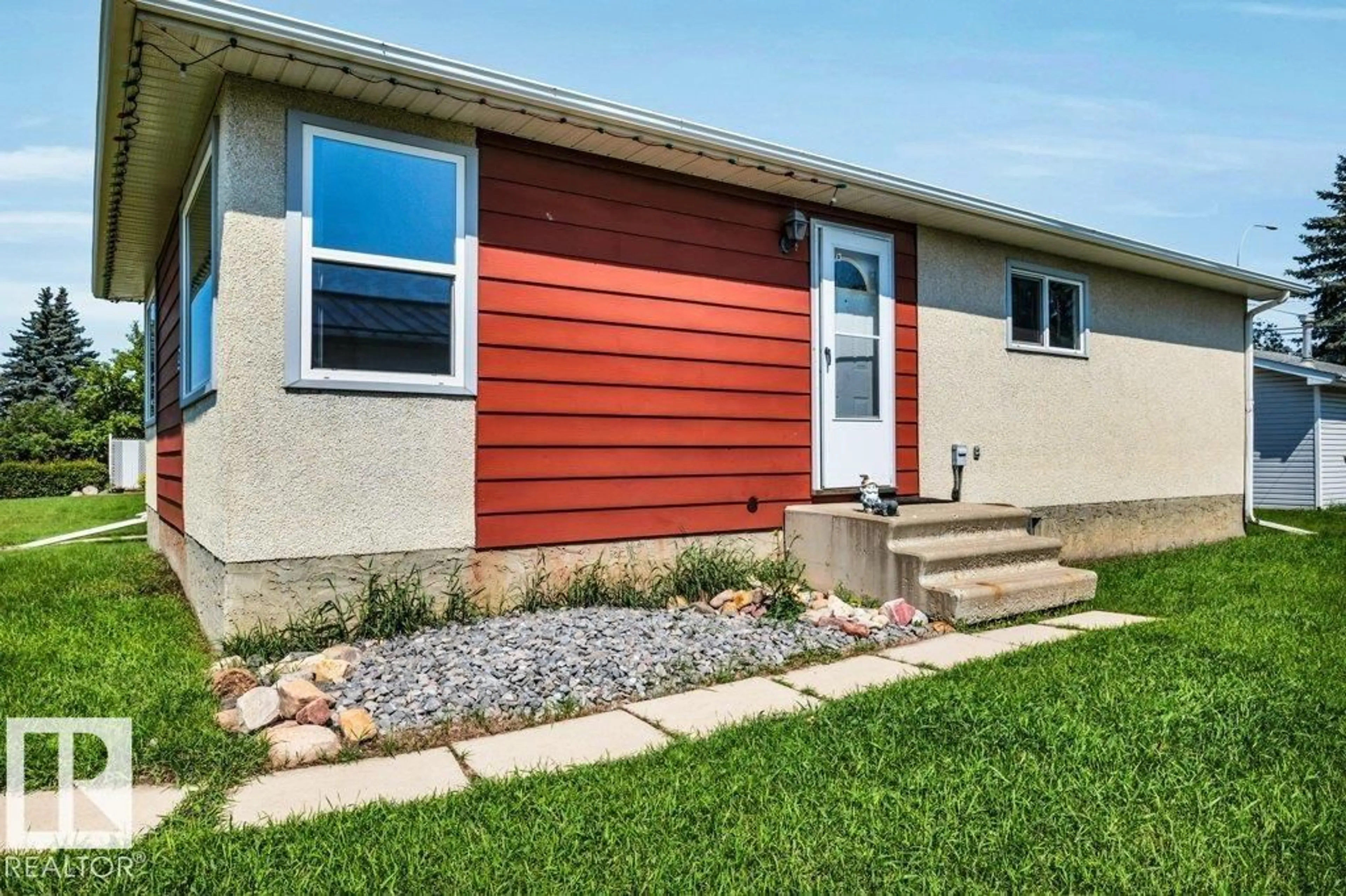 Home with vinyl exterior material, street for 9 LINDEN ST, Spruce Grove Alberta T7X2G4