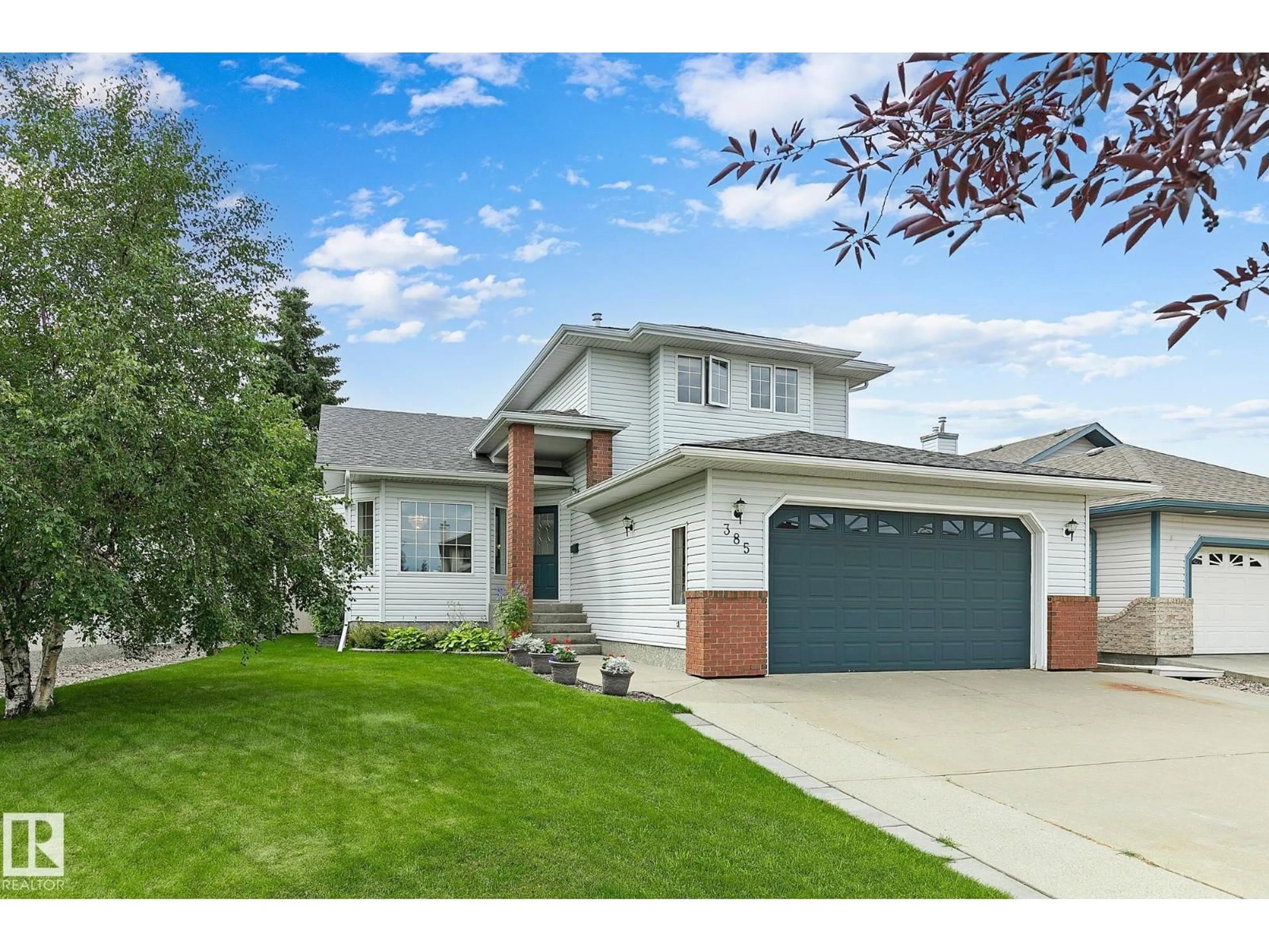 Home with vinyl exterior material, street for 385 MEADOWVIEW TC, Sherwood Park Alberta T8H1X7