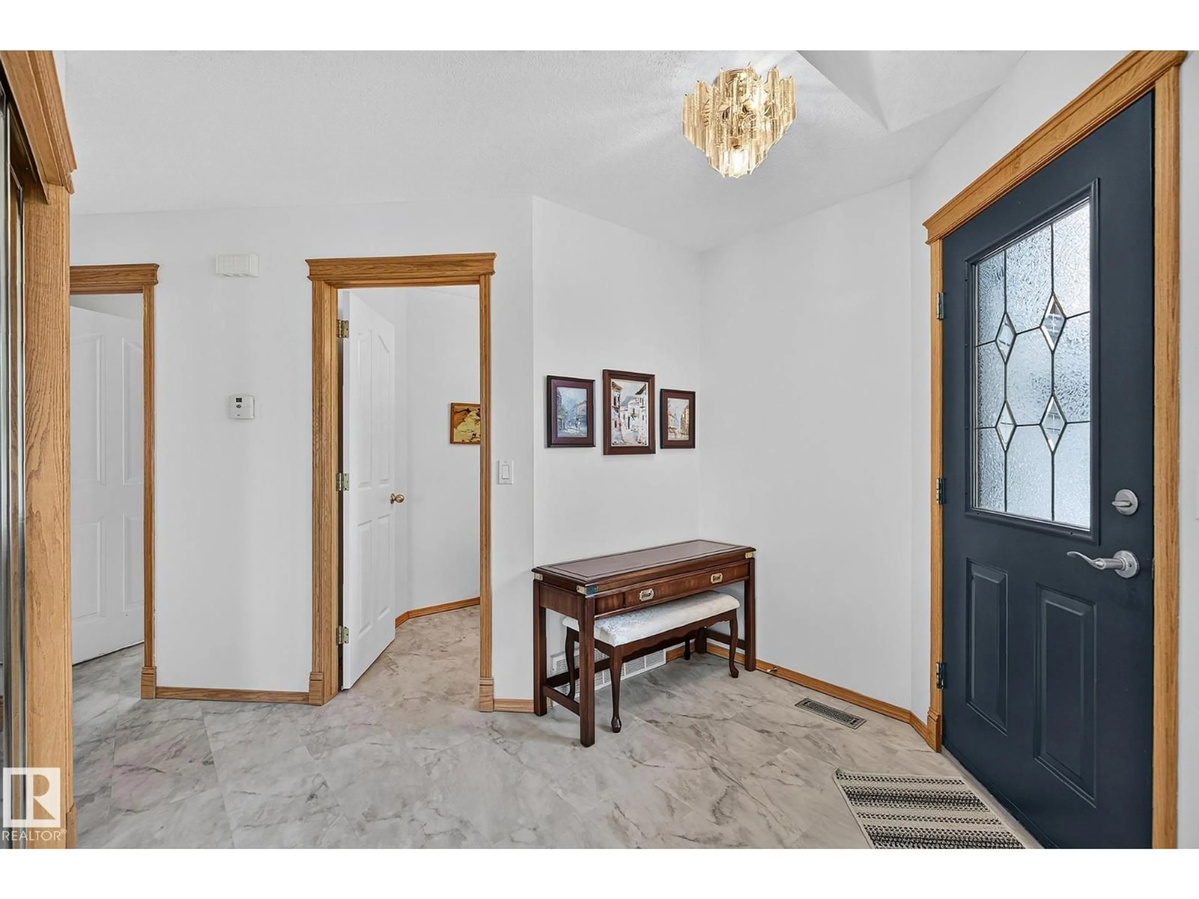 Indoor entryway for 385 MEADOWVIEW TC, Sherwood Park Alberta T8H1X7