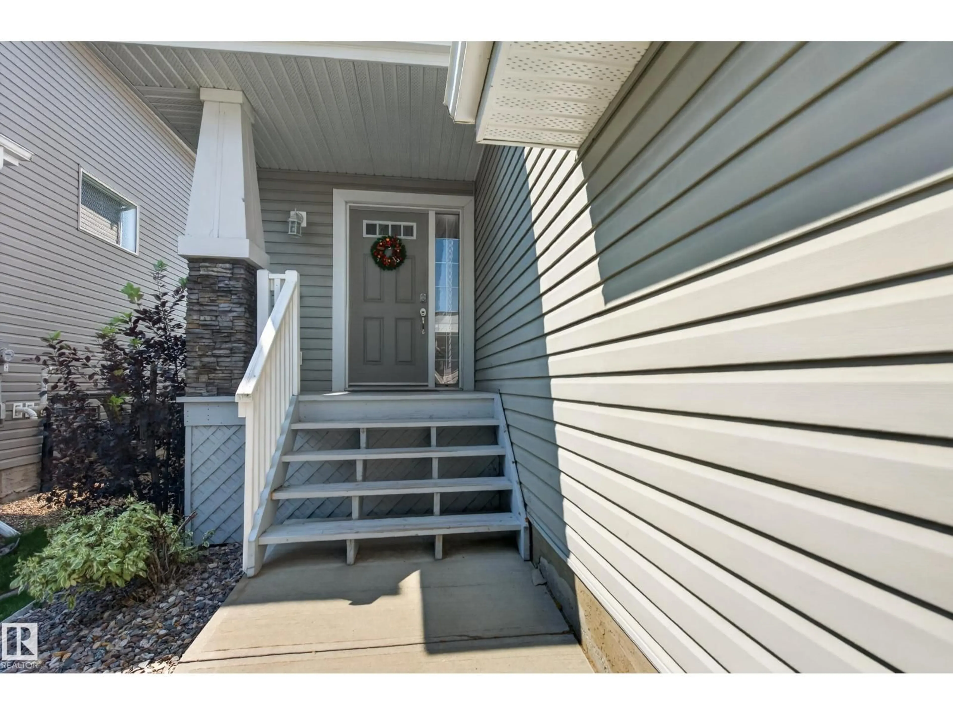 Indoor entryway for 124 KEYSTONE CR, Leduc Alberta T9E0M6