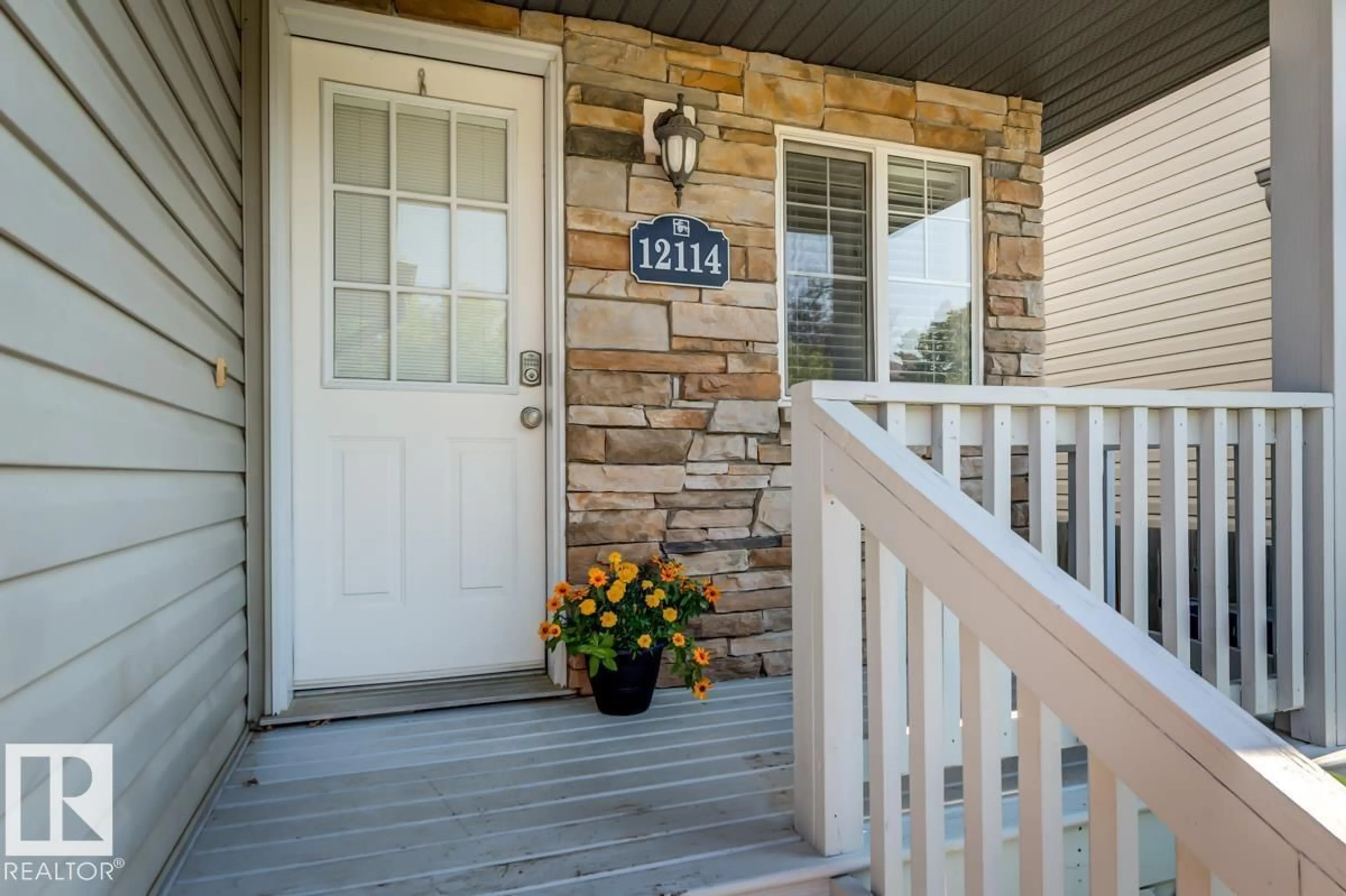 Indoor entryway for 12114 16 AV, Edmonton Alberta T6W1L9