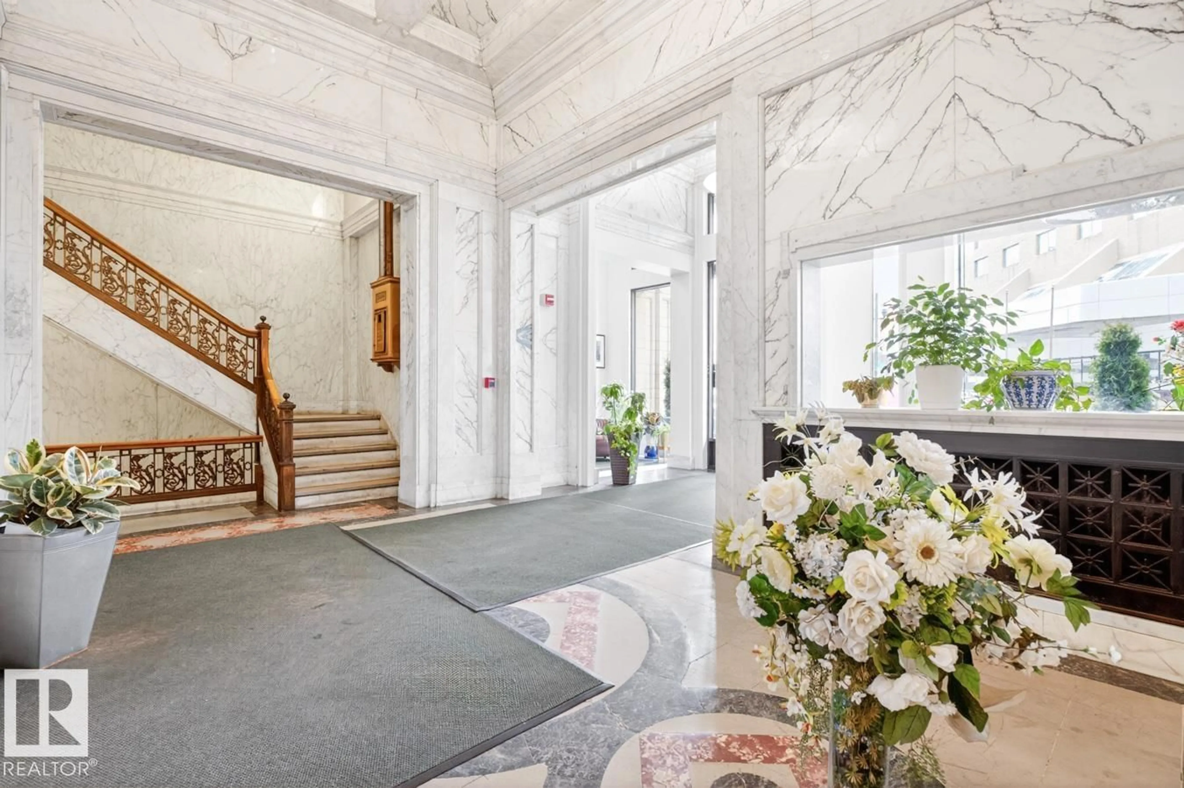 Indoor foyer for 801 - 10134 100 ST, Edmonton Alberta T5J0N8