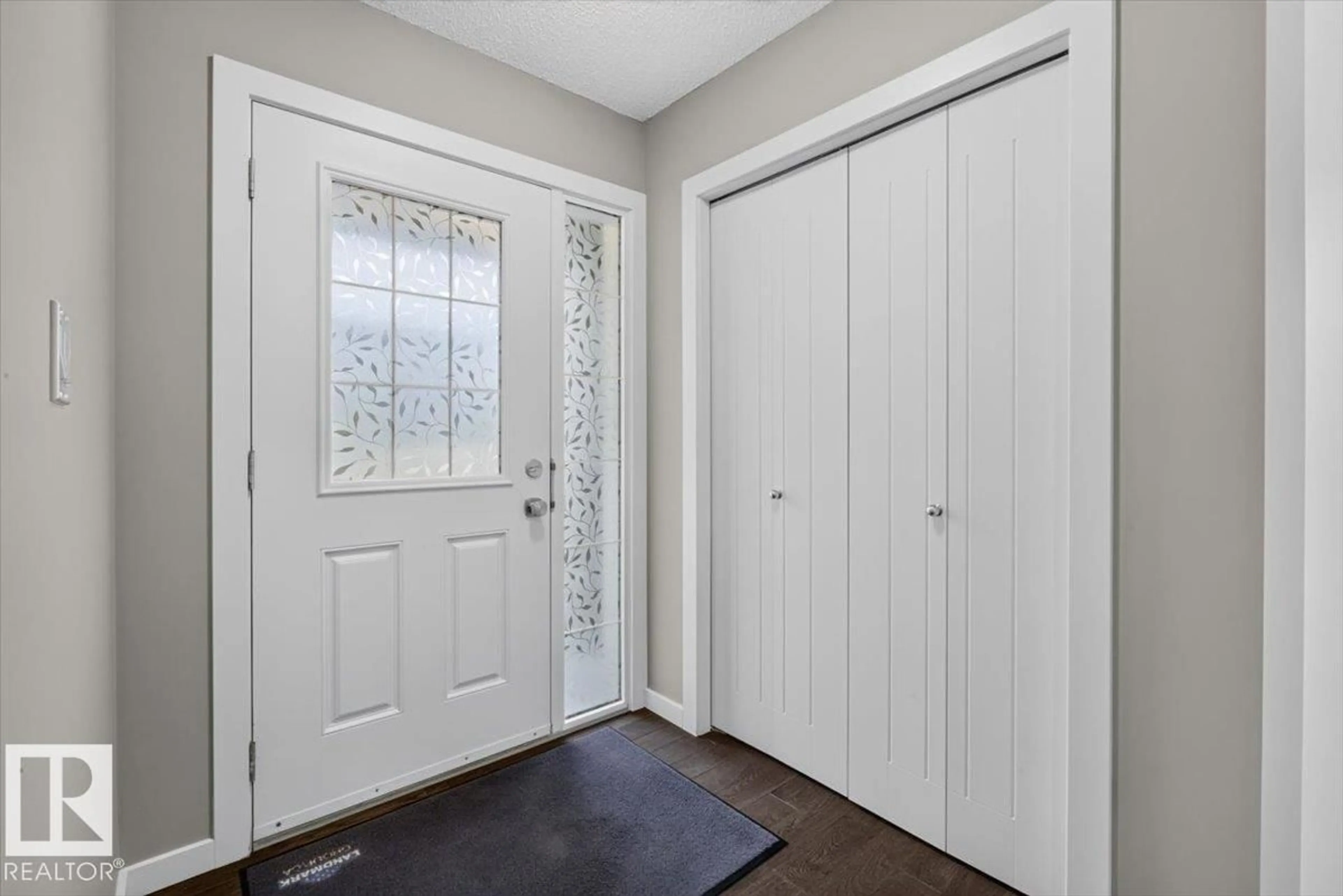 Indoor entryway for 632 42 AV, Edmonton Alberta T6T0W9