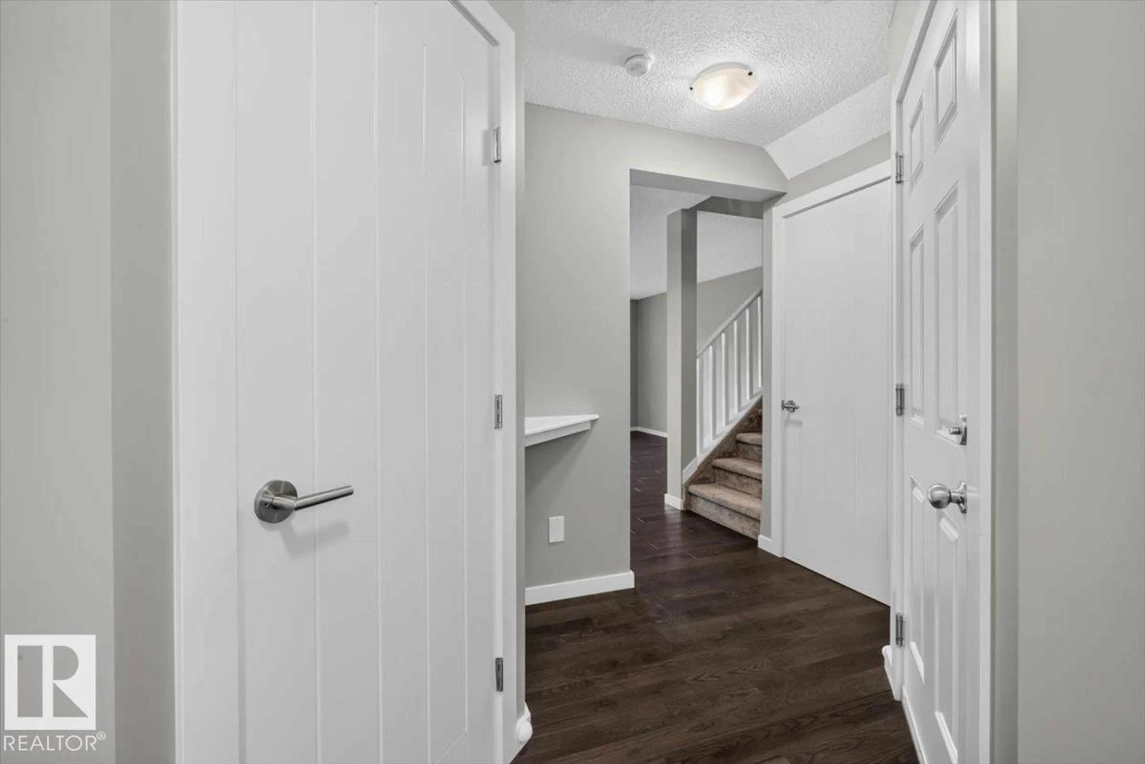Indoor entryway for 632 42 AV, Edmonton Alberta T6T0W9