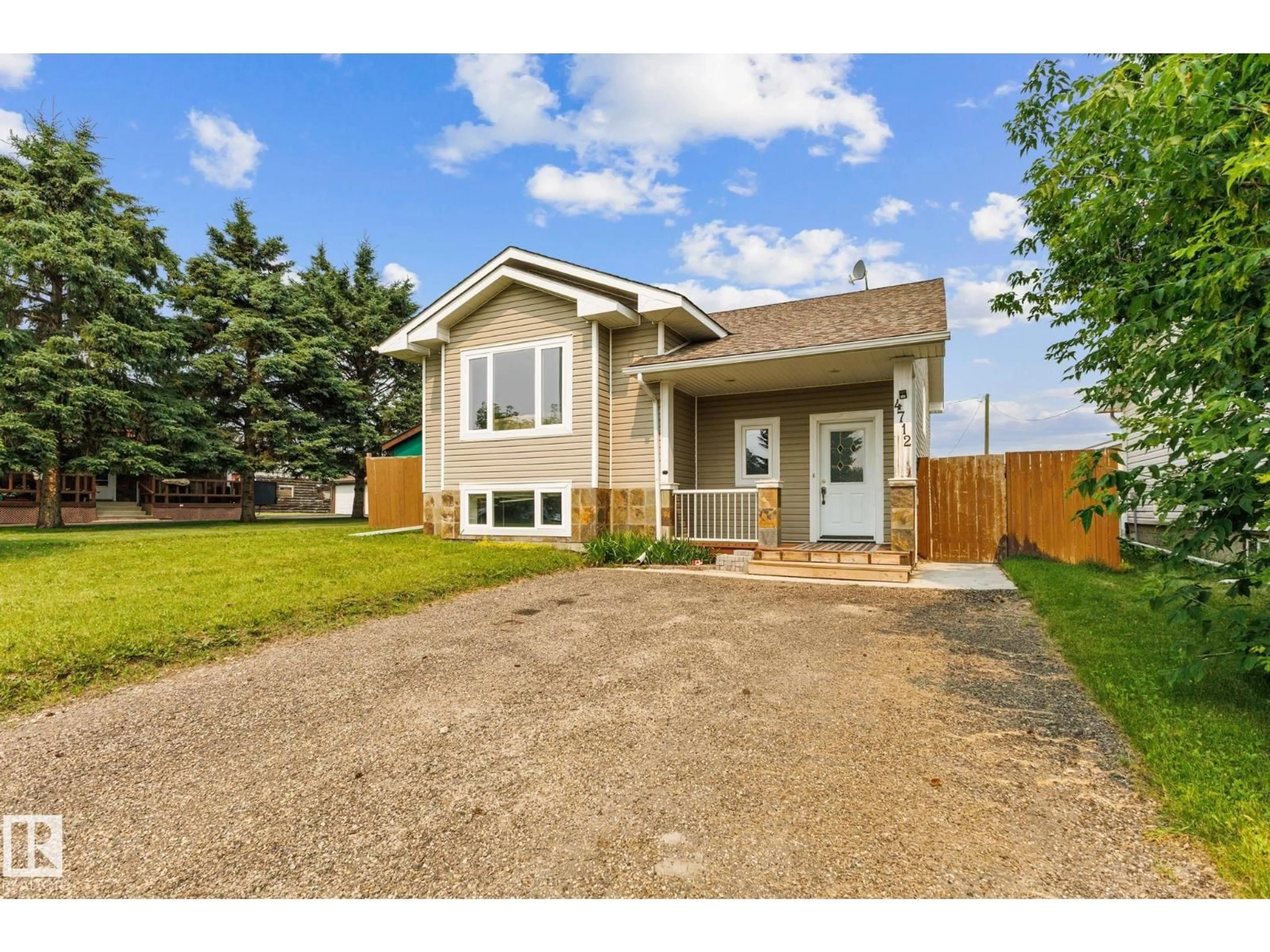 Home with vinyl exterior material, street for 4712 48 ST, Onoway Alberta T0E1V0