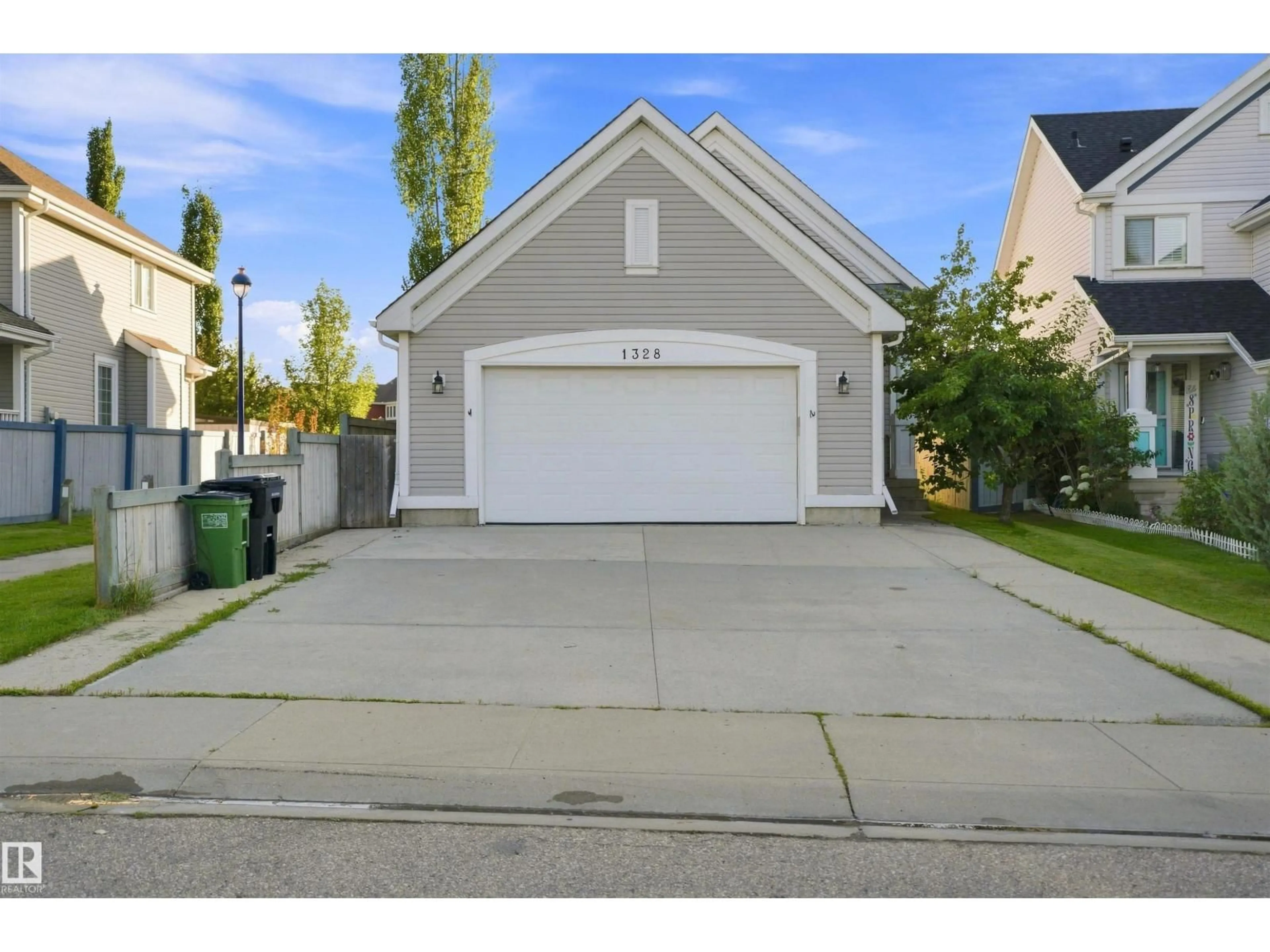 Indoor garage for 1328 80 ST, Edmonton Alberta T6X1H4