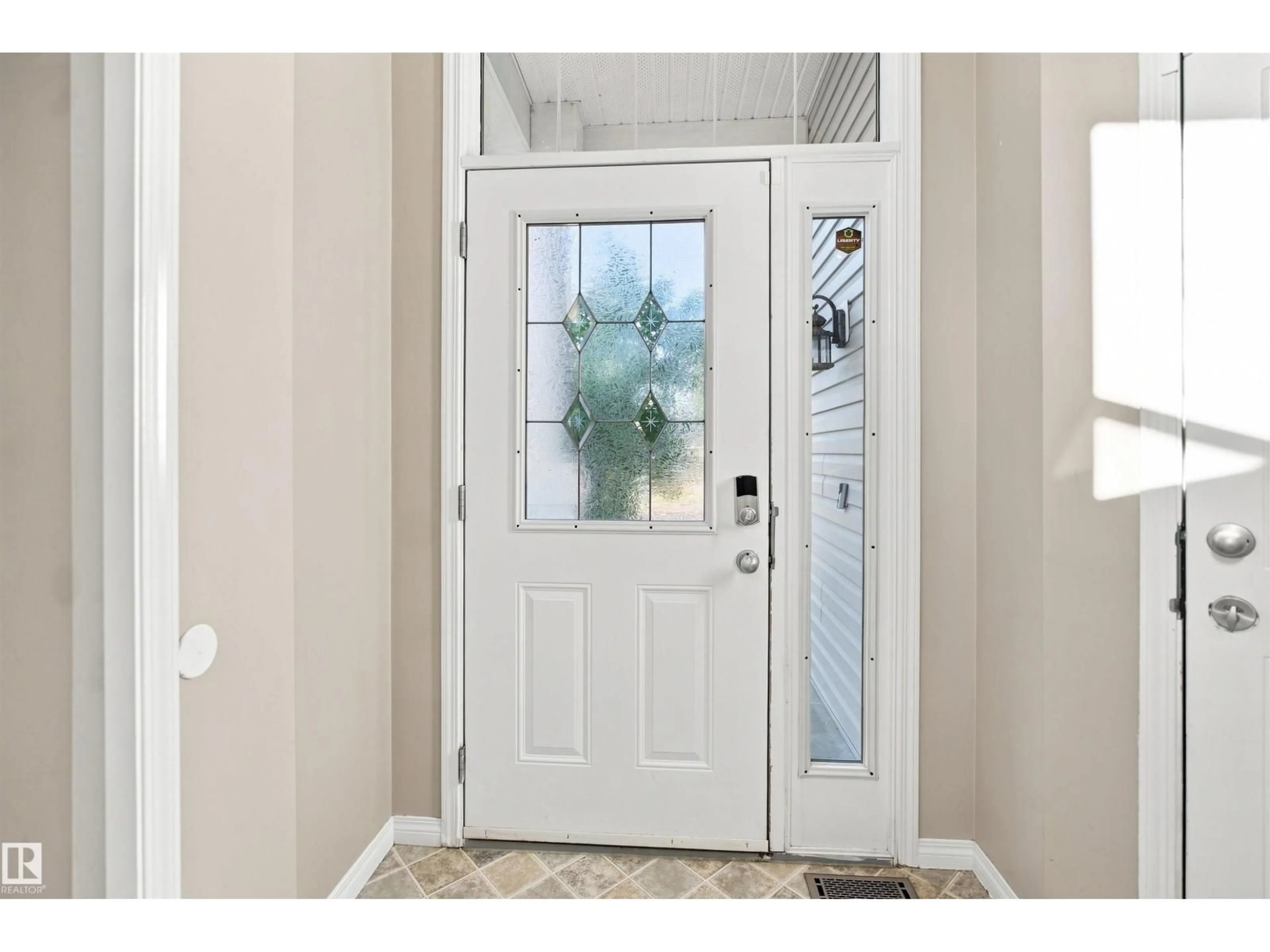 Indoor entryway for 1328 80 ST, Edmonton Alberta T6X1H4