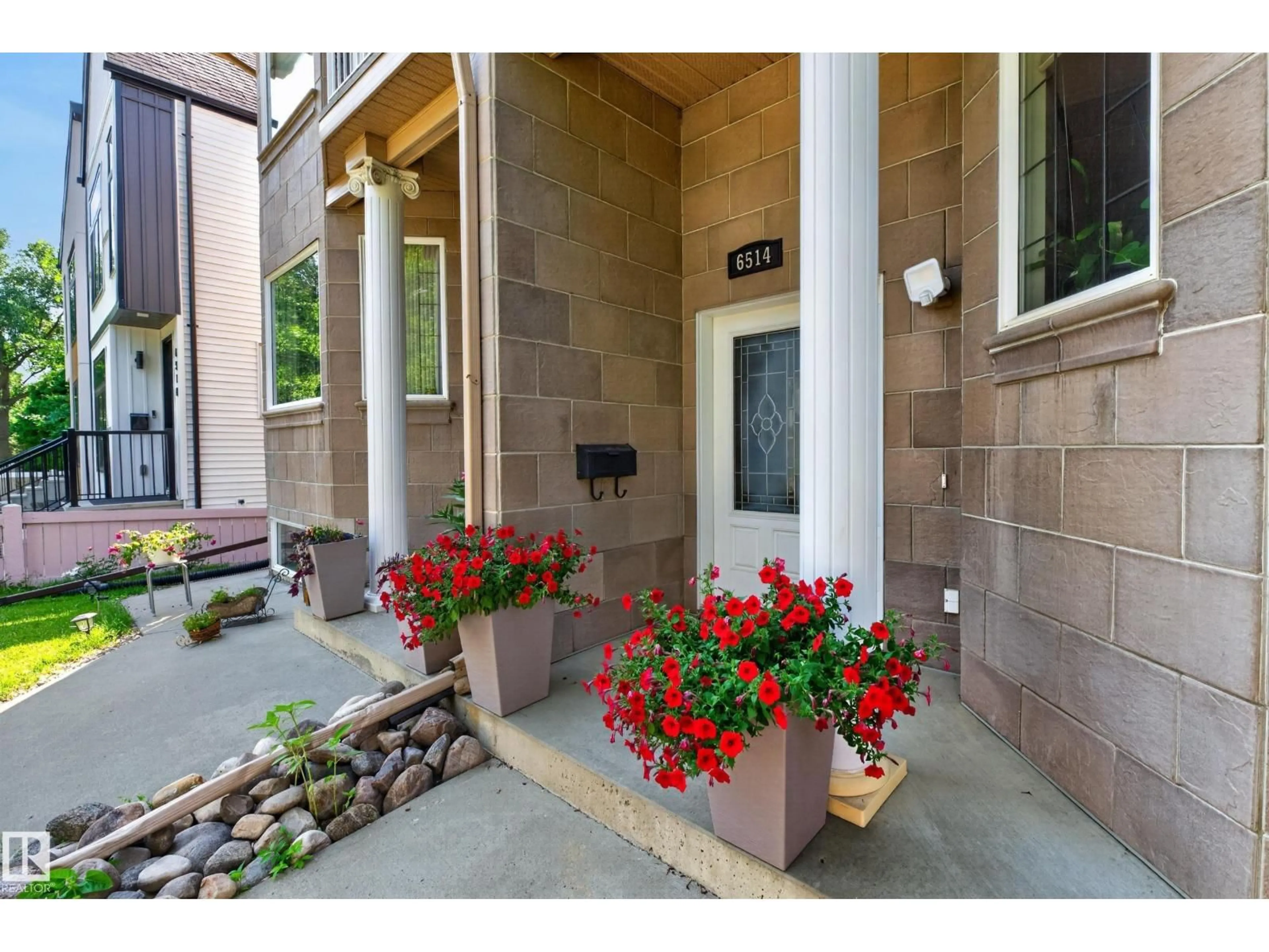 Indoor entryway for 6514 106 ST, Edmonton Alberta T6H2V6
