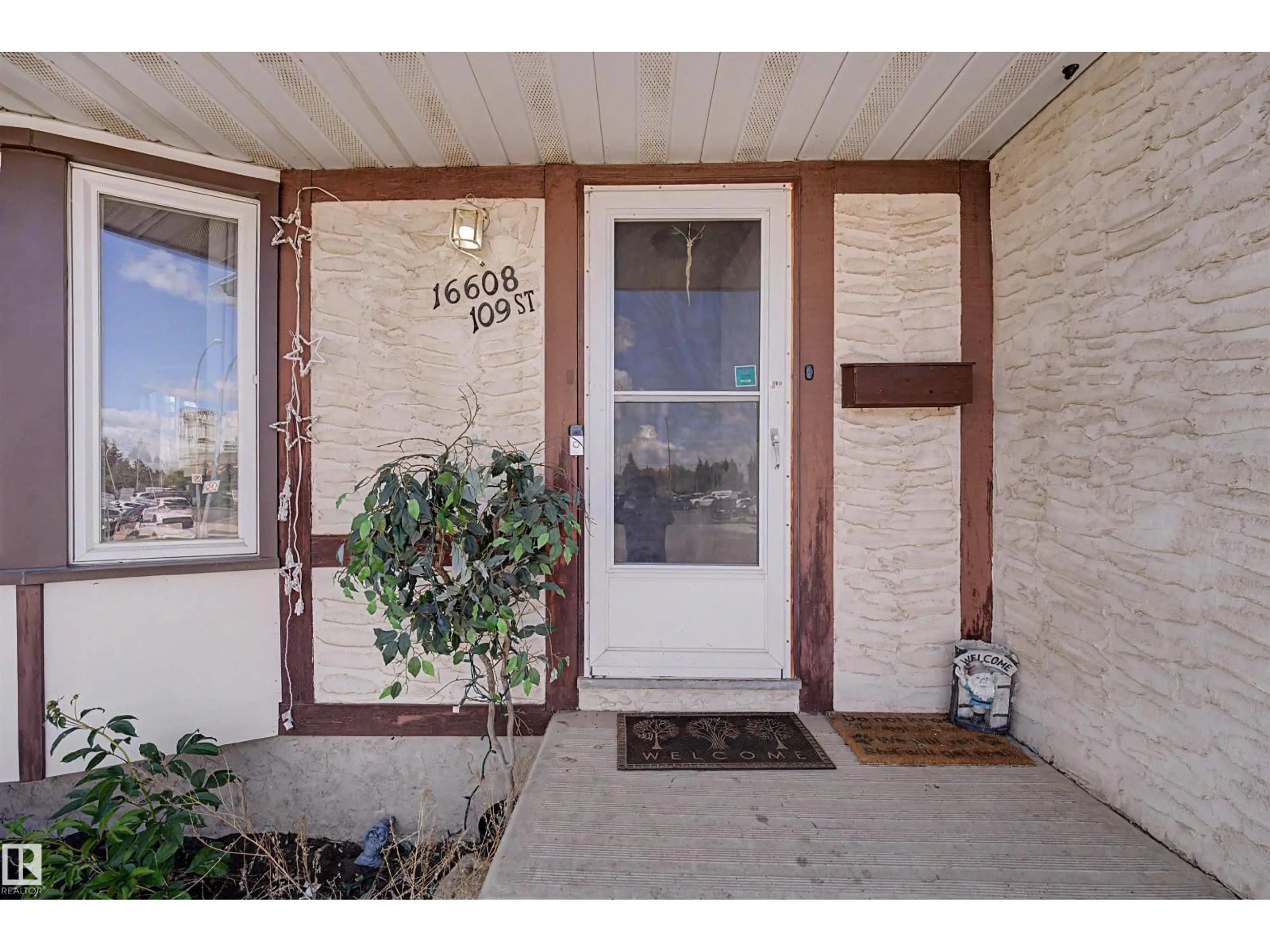 Indoor entryway for 16608 109 ST, Edmonton Alberta T5X1W9