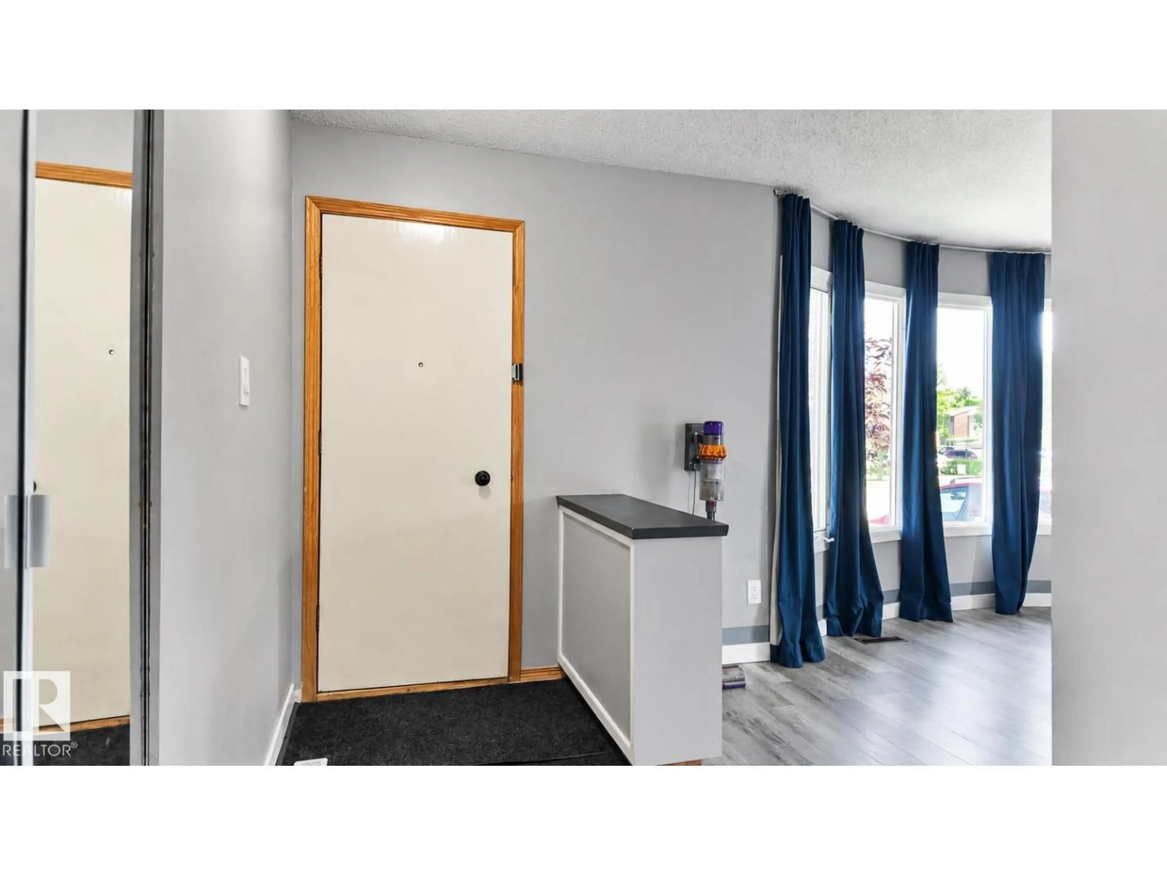 Indoor entryway for 16608 109 ST, Edmonton Alberta T5X1W9