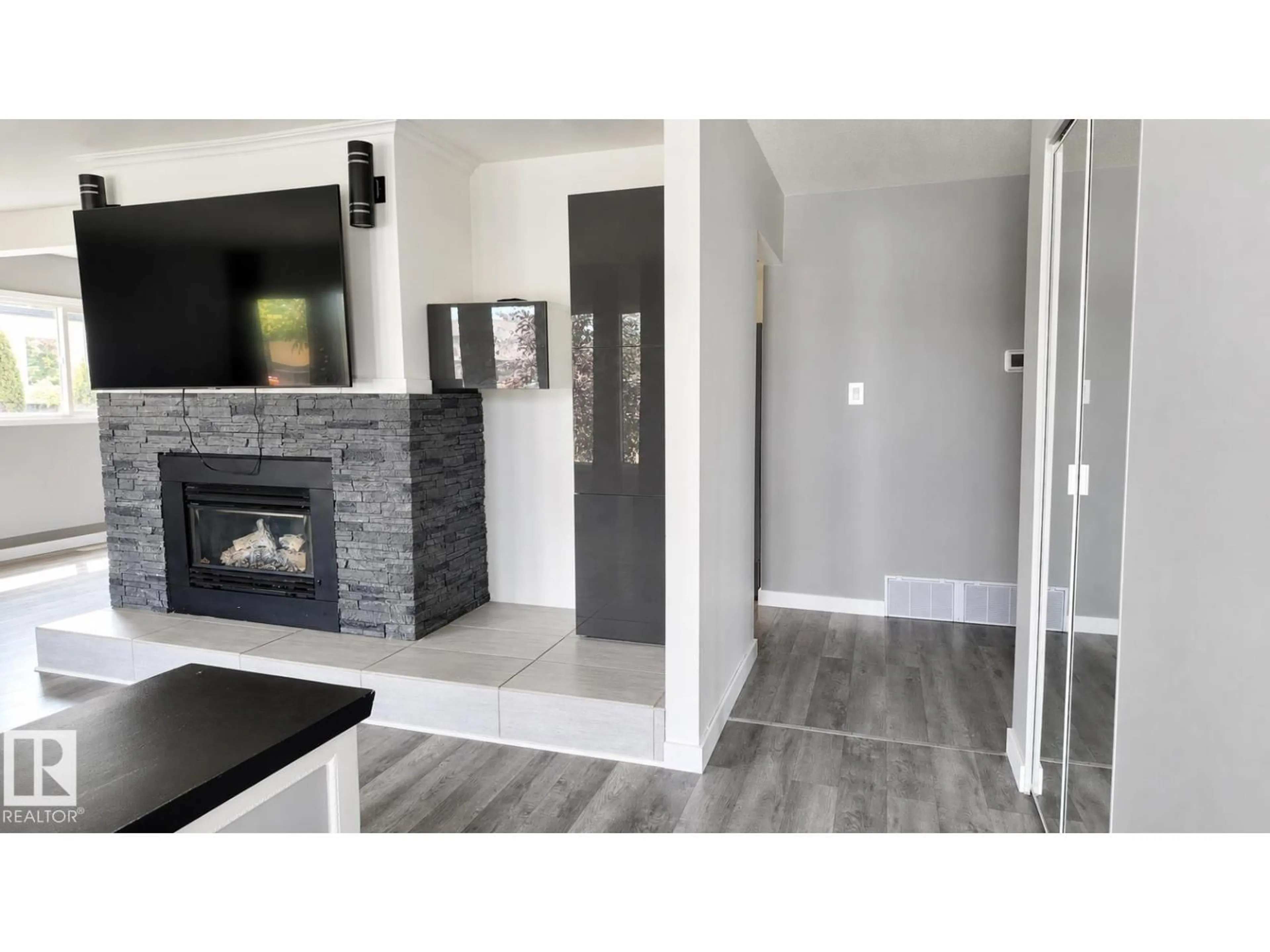 Indoor entryway for 16608 109 ST, Edmonton Alberta T5X1W9