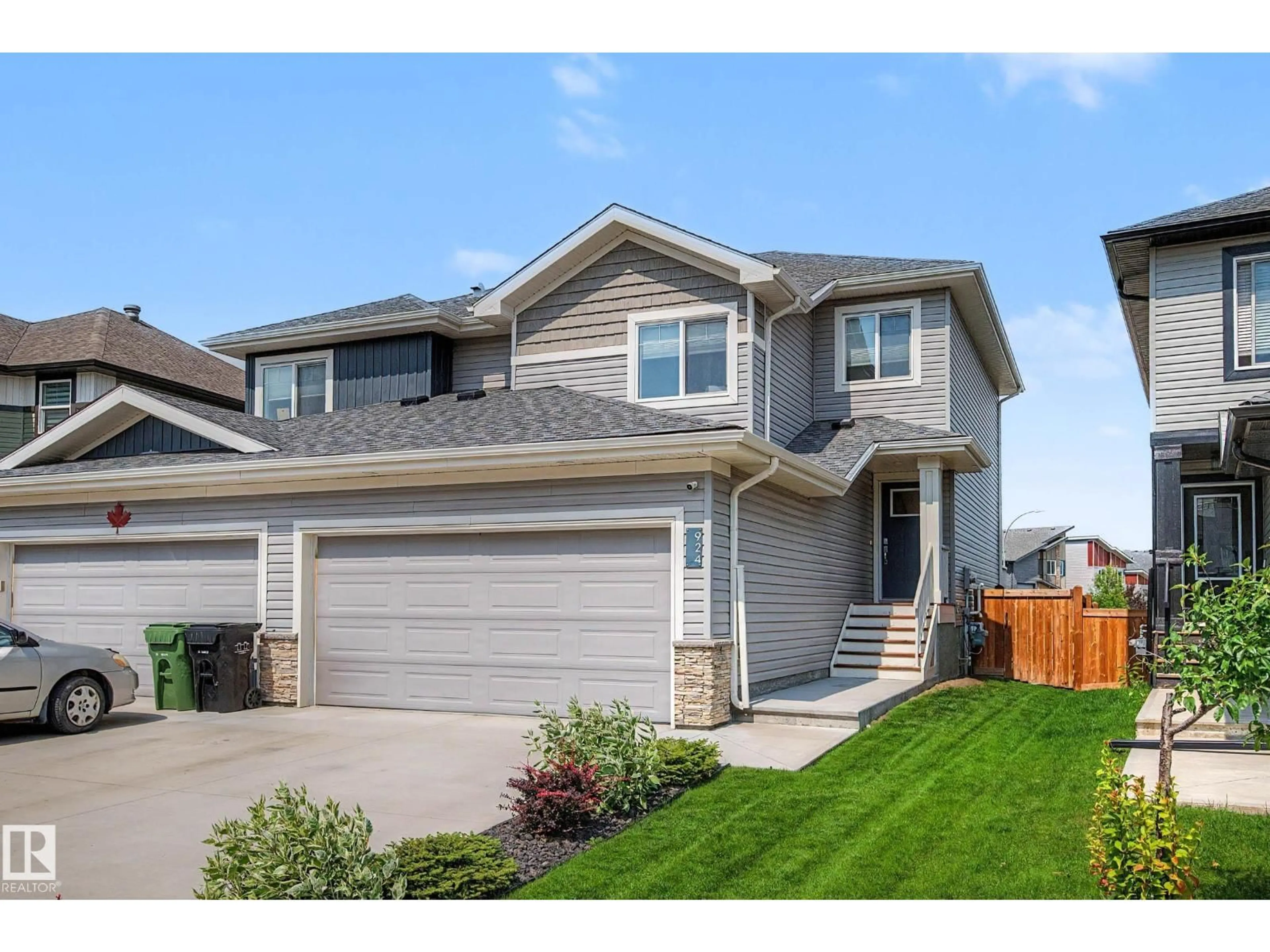 Home with vinyl exterior material, street for 924 MORRIS WY, Leduc Alberta T9E1G1