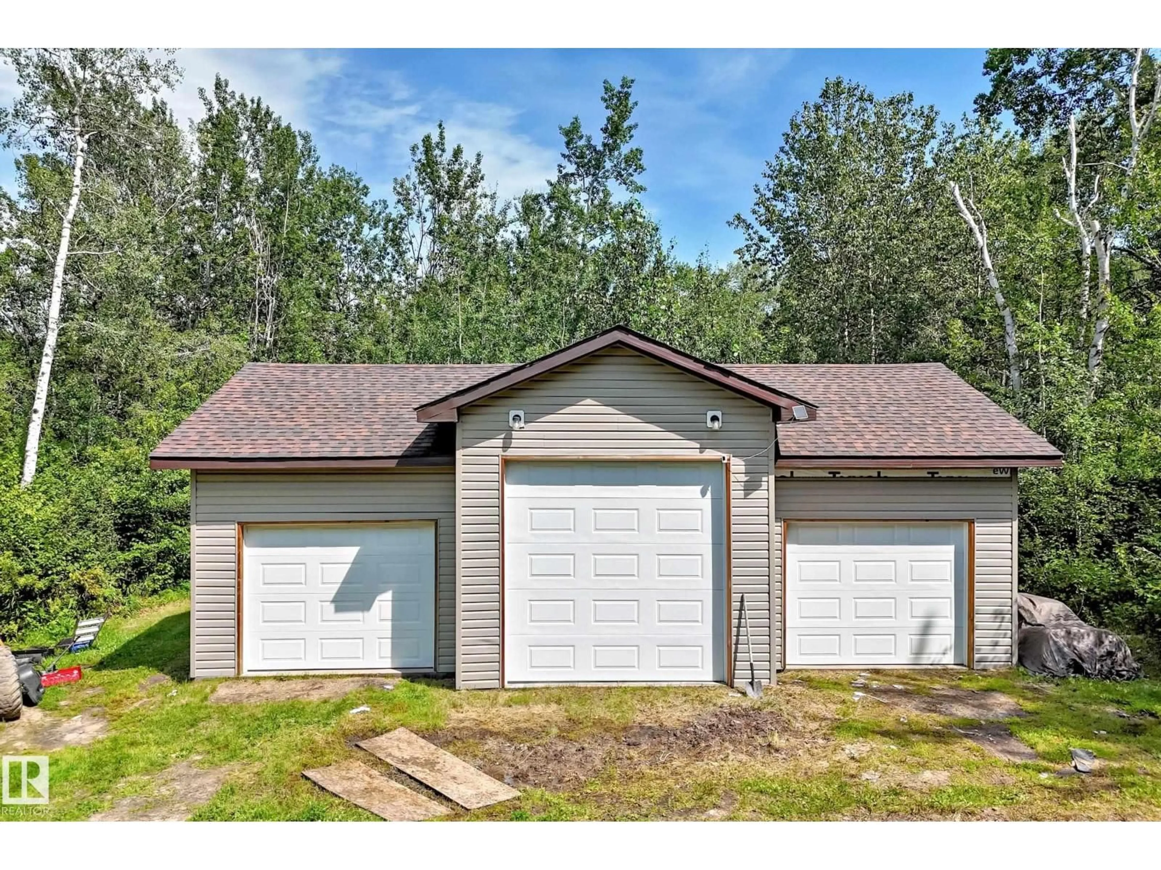 Indoor garage for 30 55220 RGE ROAD 13, Rural Lac Ste. Anne County Alberta T5R2R6