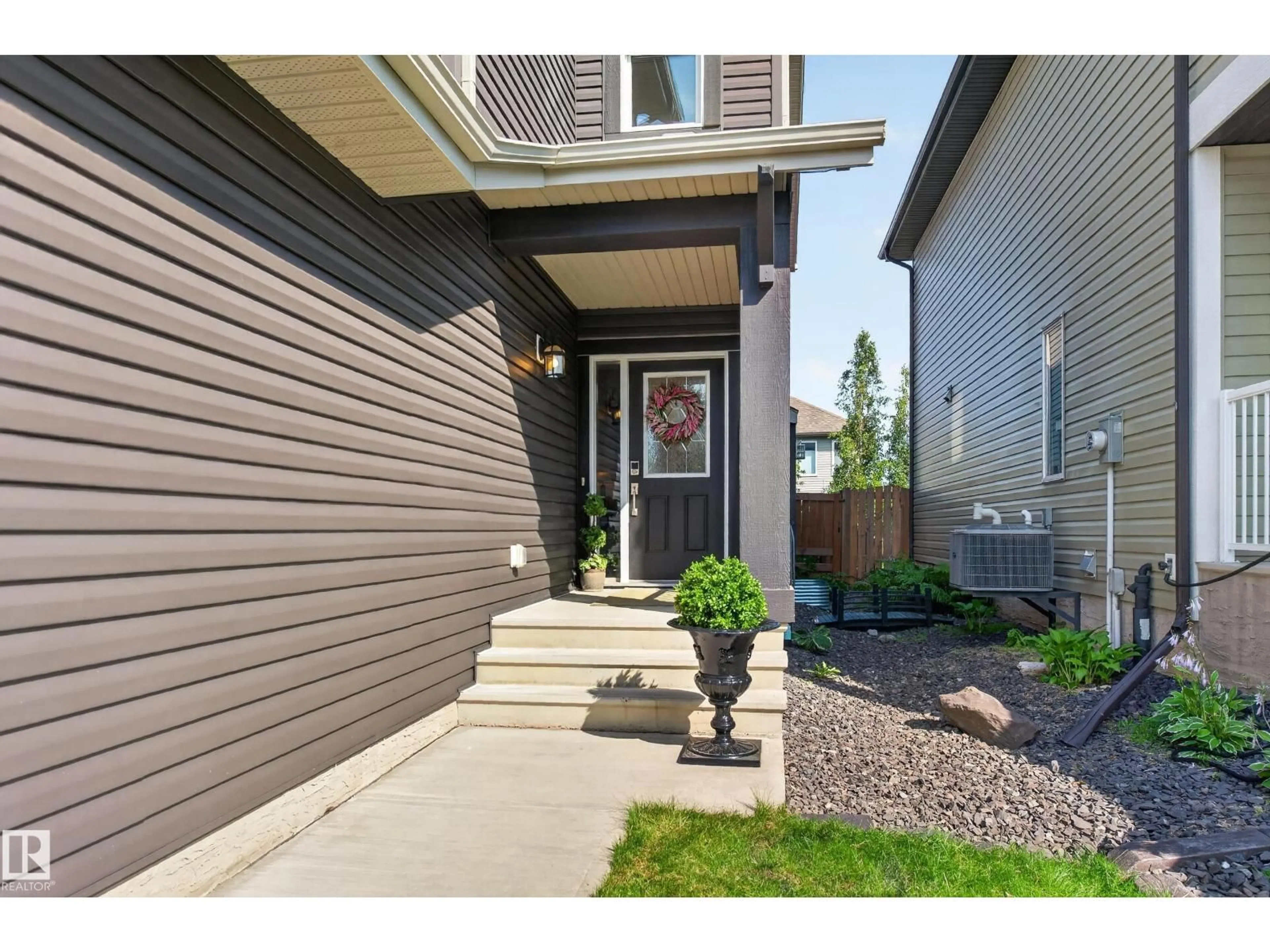 Indoor entryway for 14 SUNBURY PL, Sherwood Park Alberta T8H0Y1