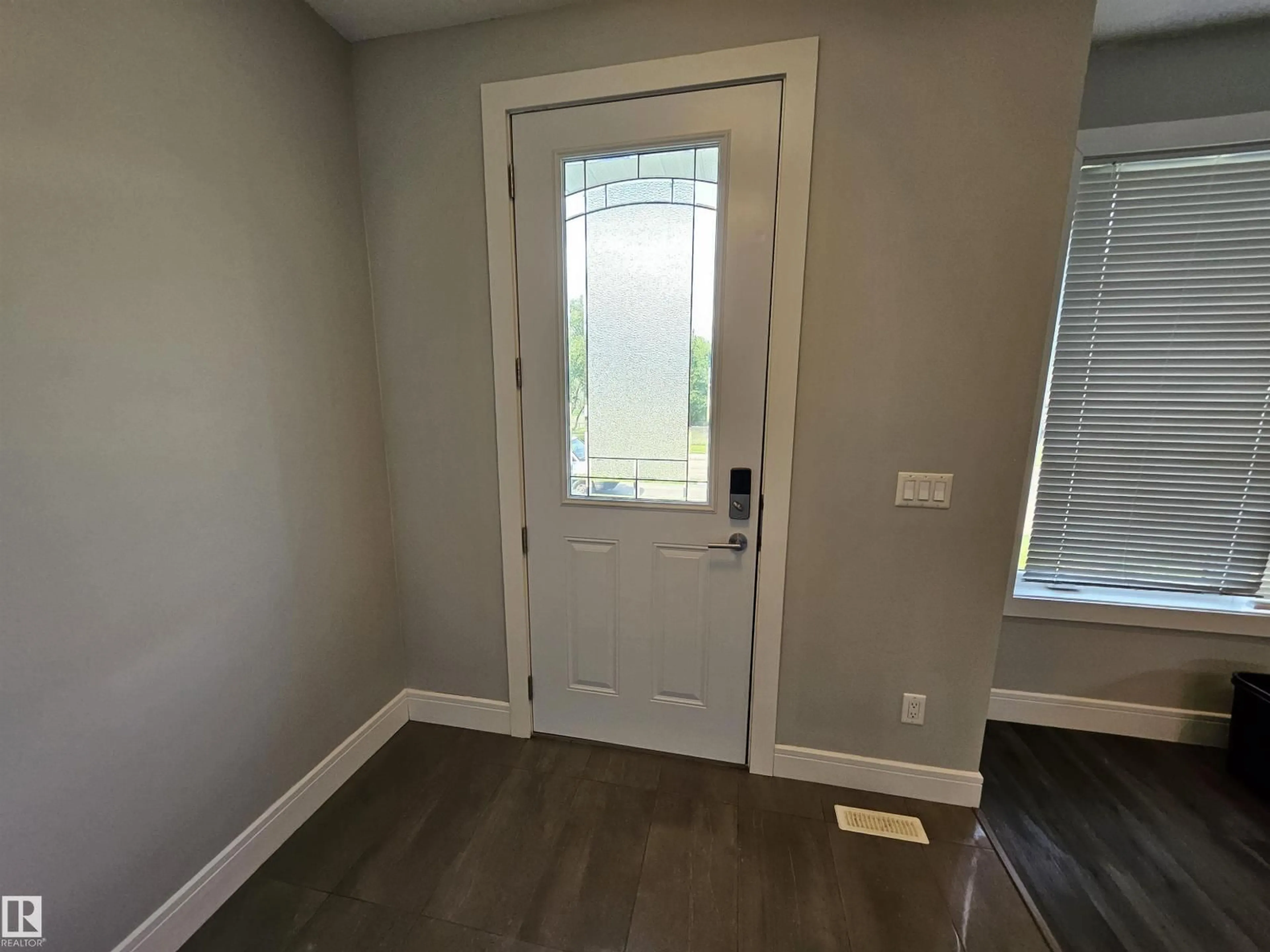 Indoor entryway for 9311 66 AV, Edmonton Alberta T6E0L8