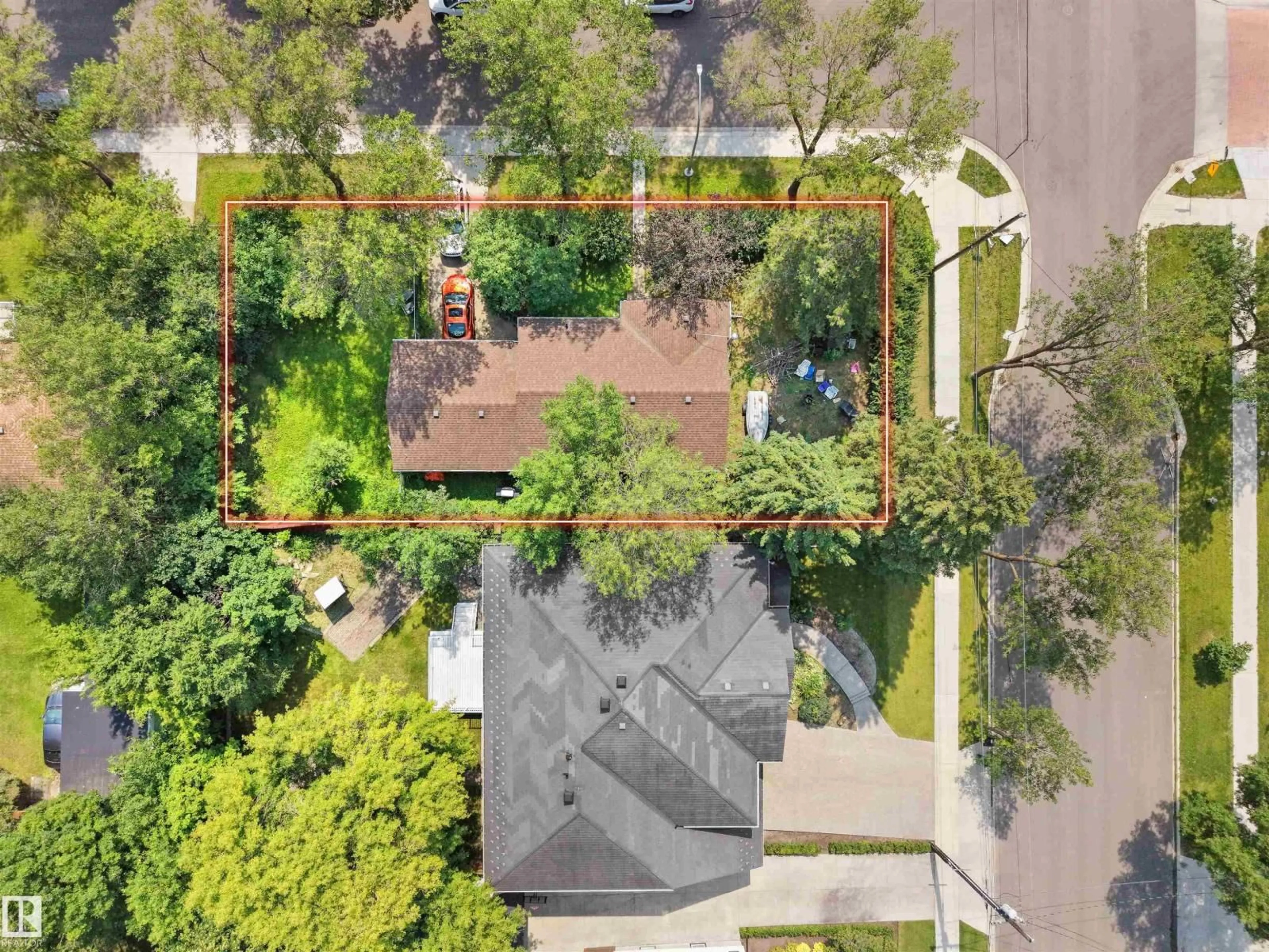 A pic from outside/outdoor area/front of a property/back of a property/a pic from drone, street for 10816 54 AV, Edmonton Alberta T6H0T9