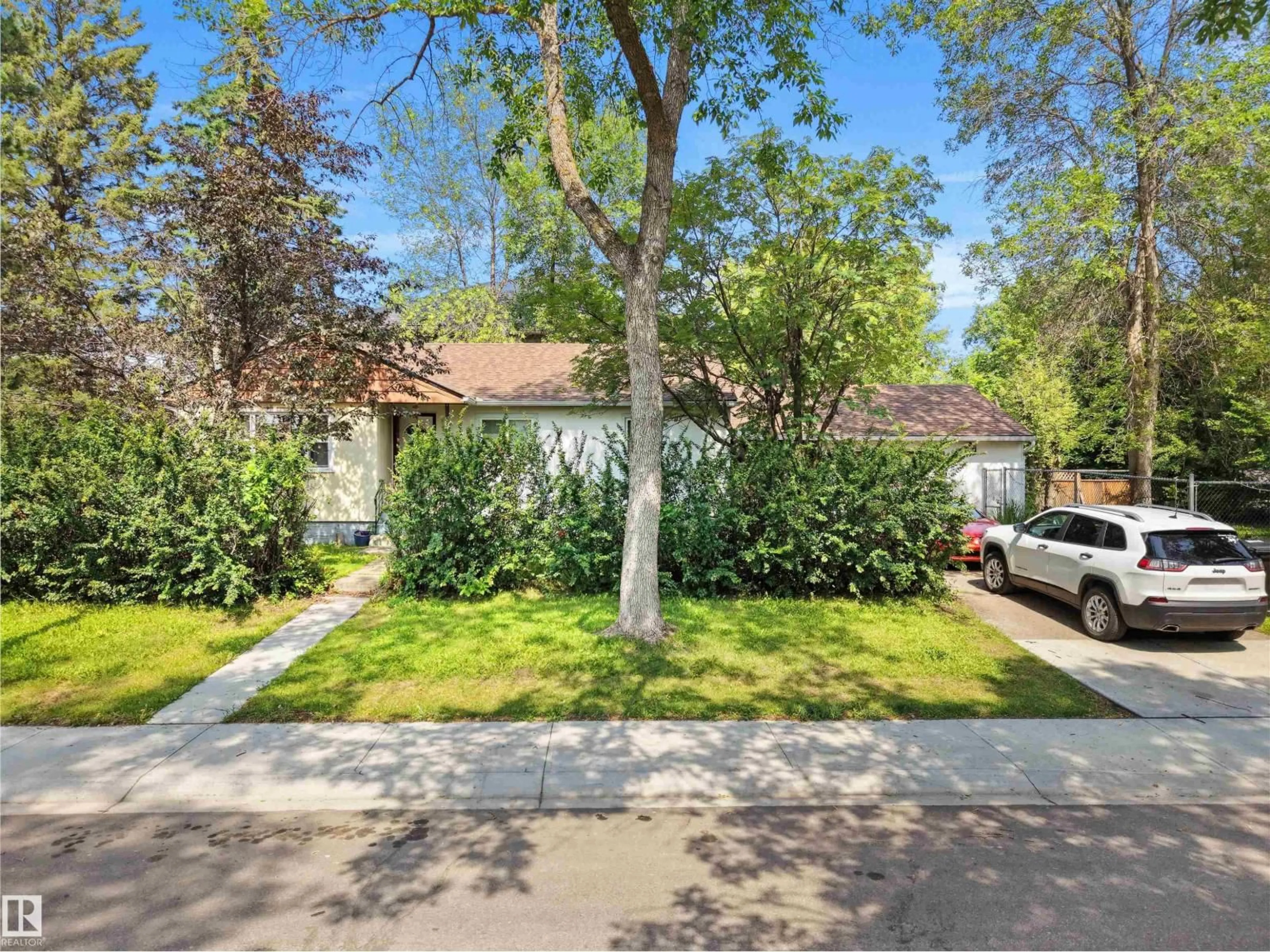 A pic from outside/outdoor area/front of a property/back of a property/a pic from drone, street for 10816 54 AV, Edmonton Alberta T6H0T9