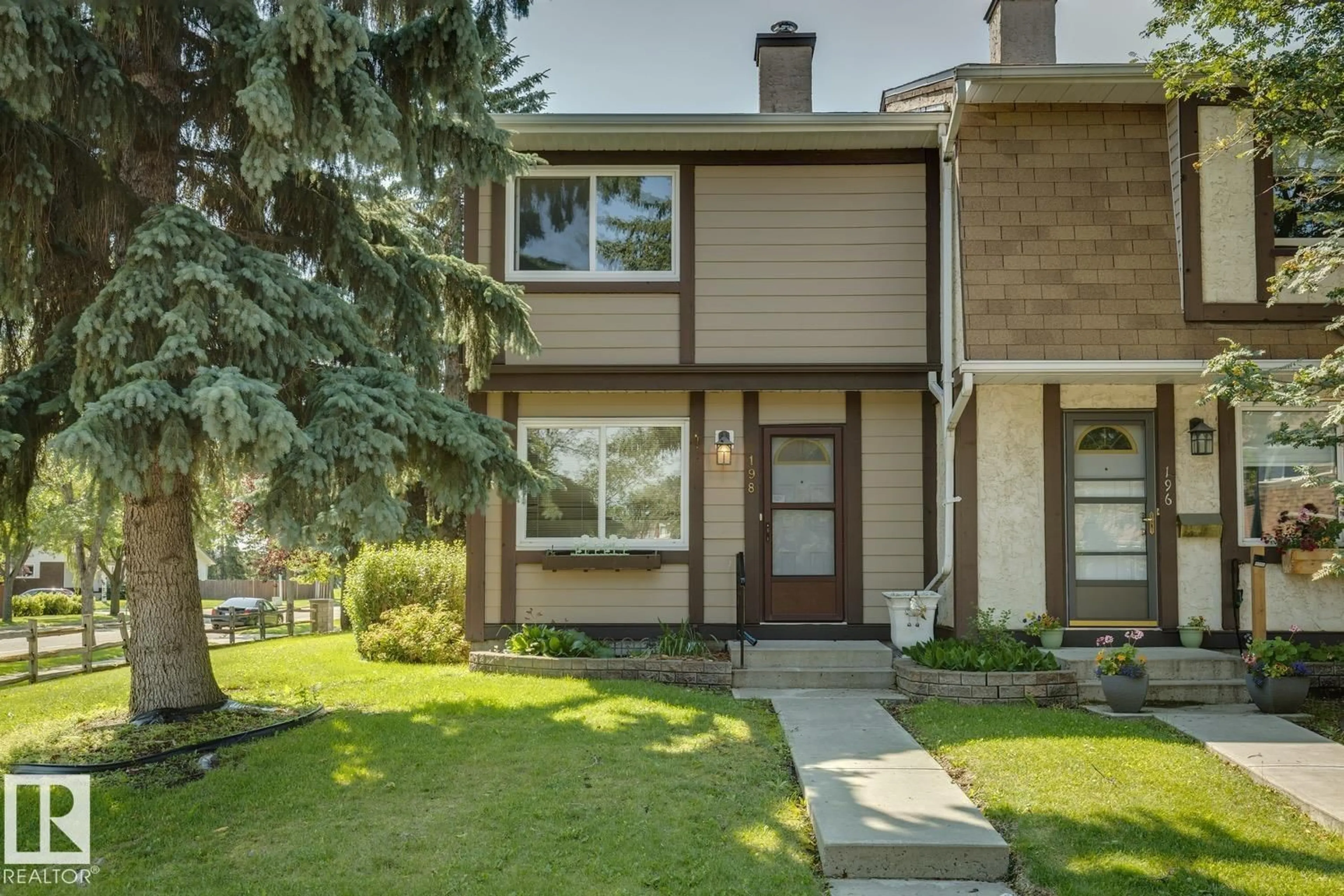 Home with vinyl exterior material, street for 198 TUDOR LN, Edmonton Alberta T6J3T5