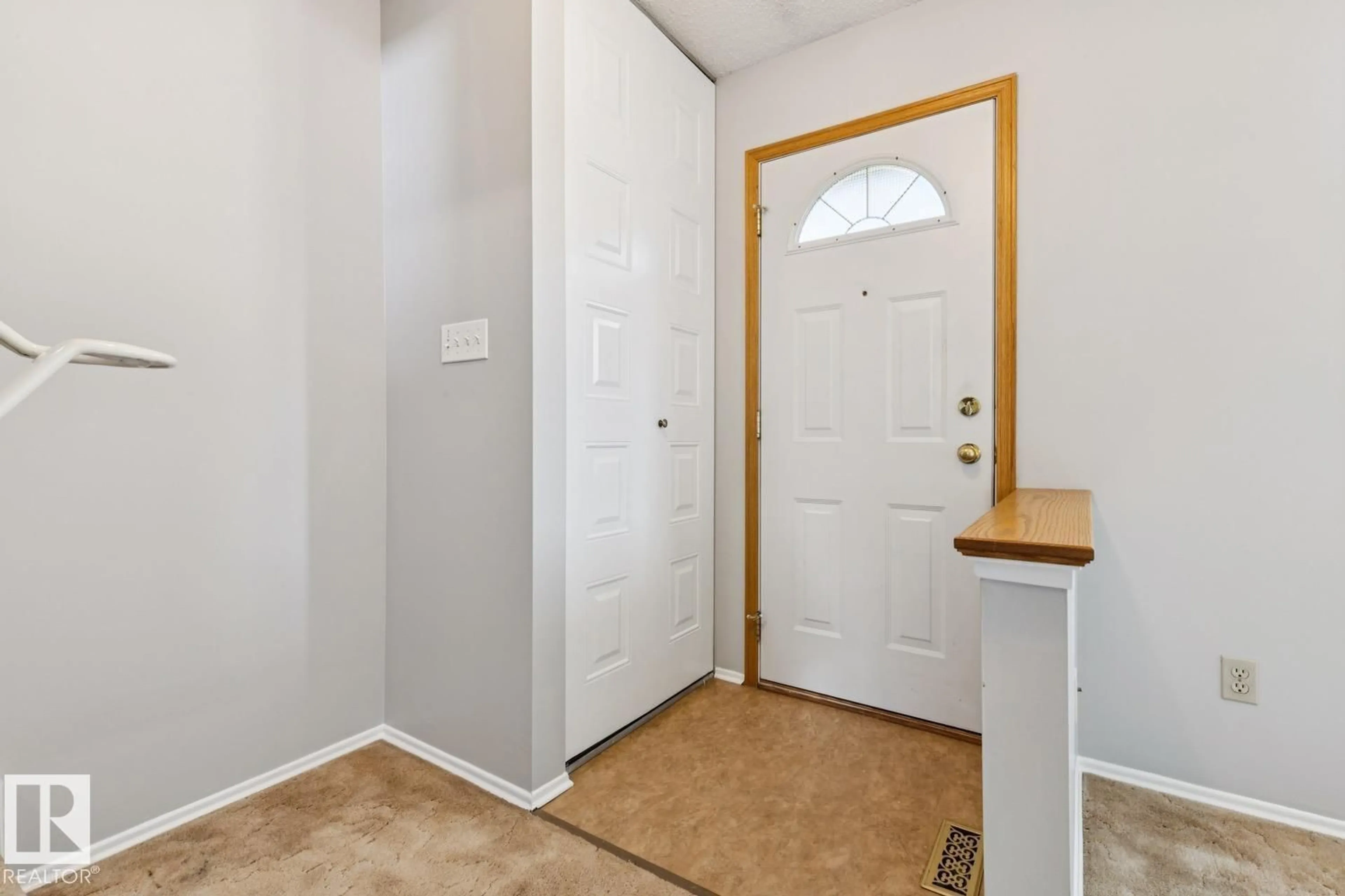 Indoor entryway for 198 TUDOR LN, Edmonton Alberta T6J3T5