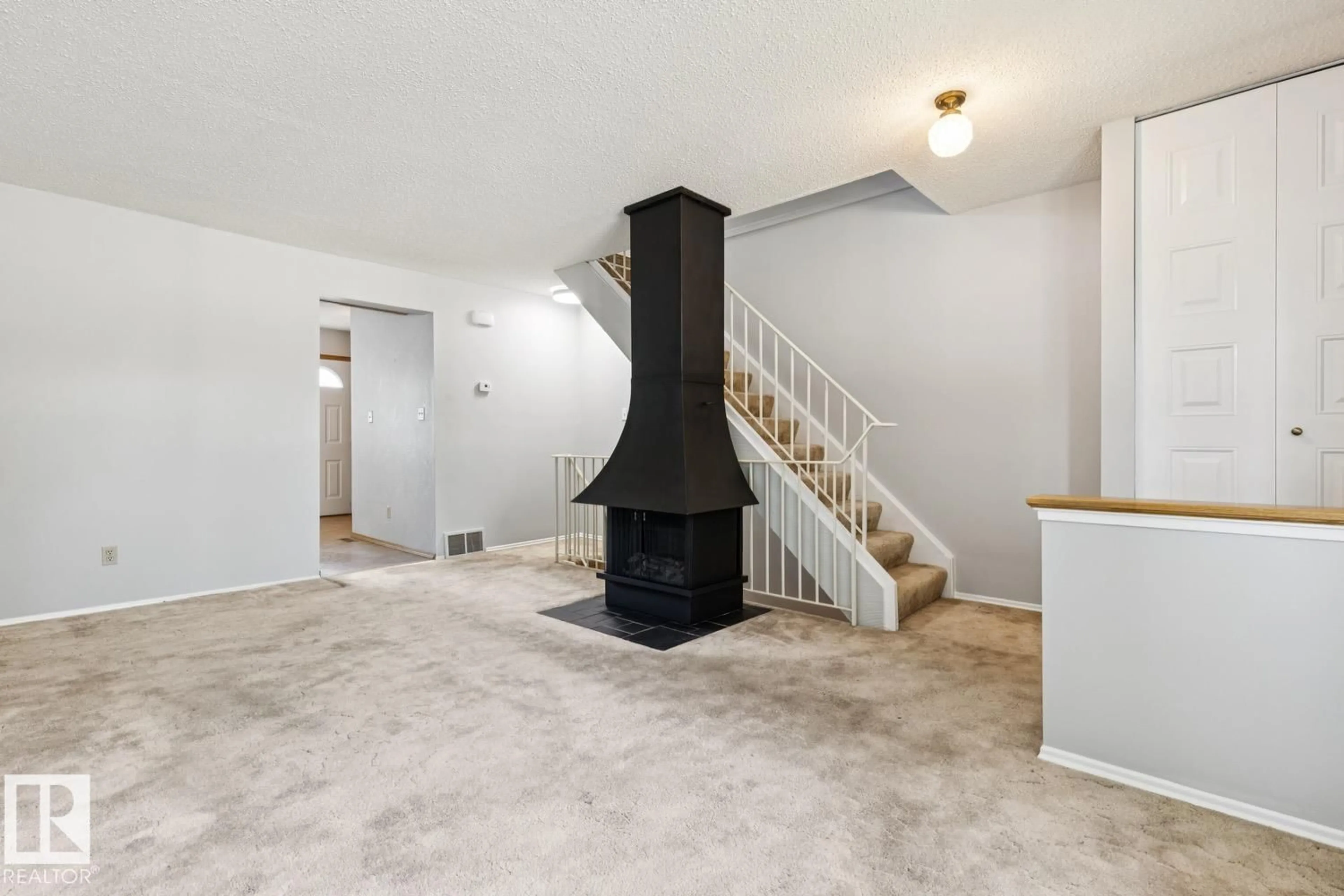 Indoor foyer for 198 TUDOR LN, Edmonton Alberta T6J3T5