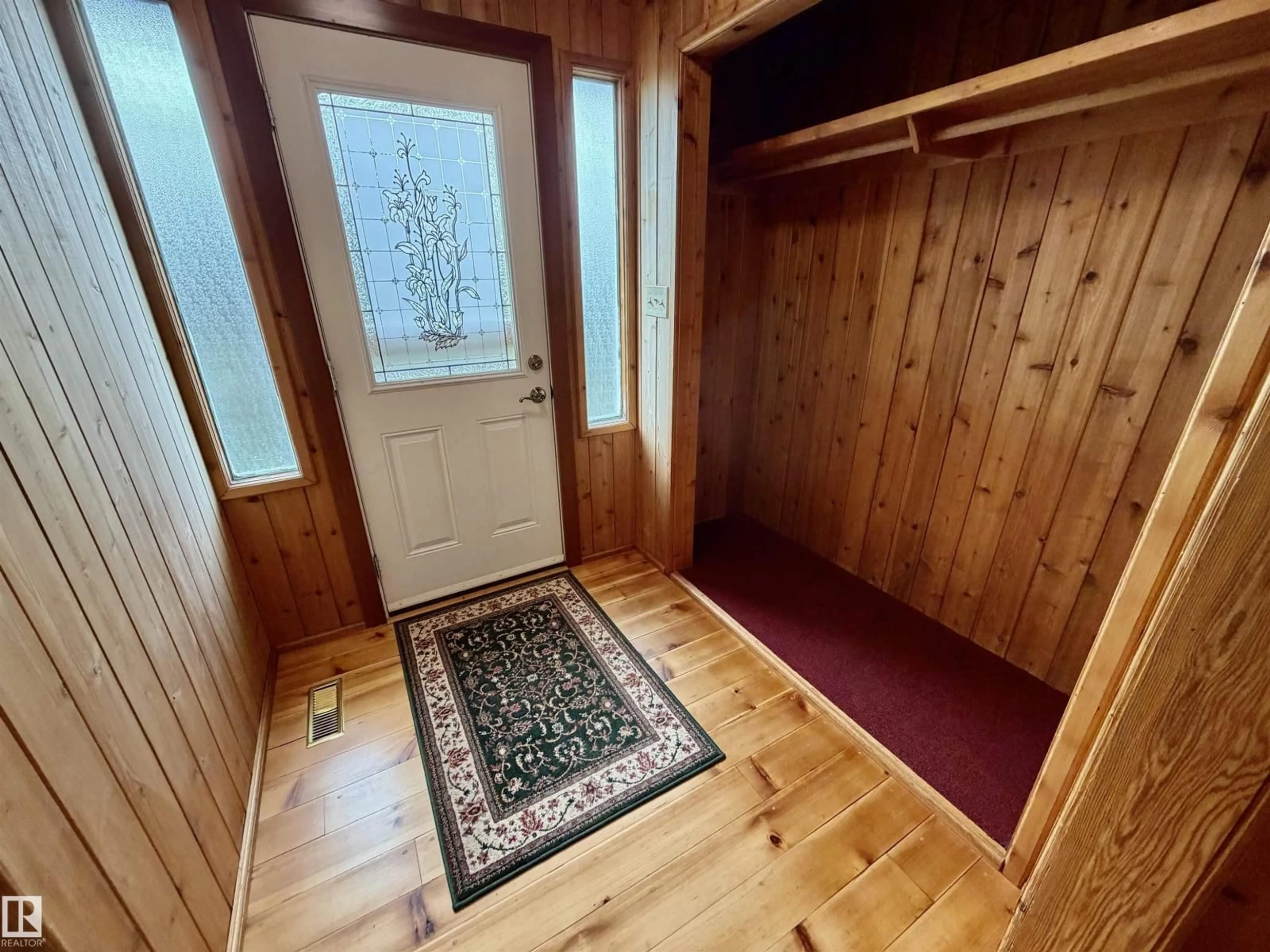 Indoor entryway for 54046 RGE ROAD 213, Rural Strathcona County Alberta T8G2A1
