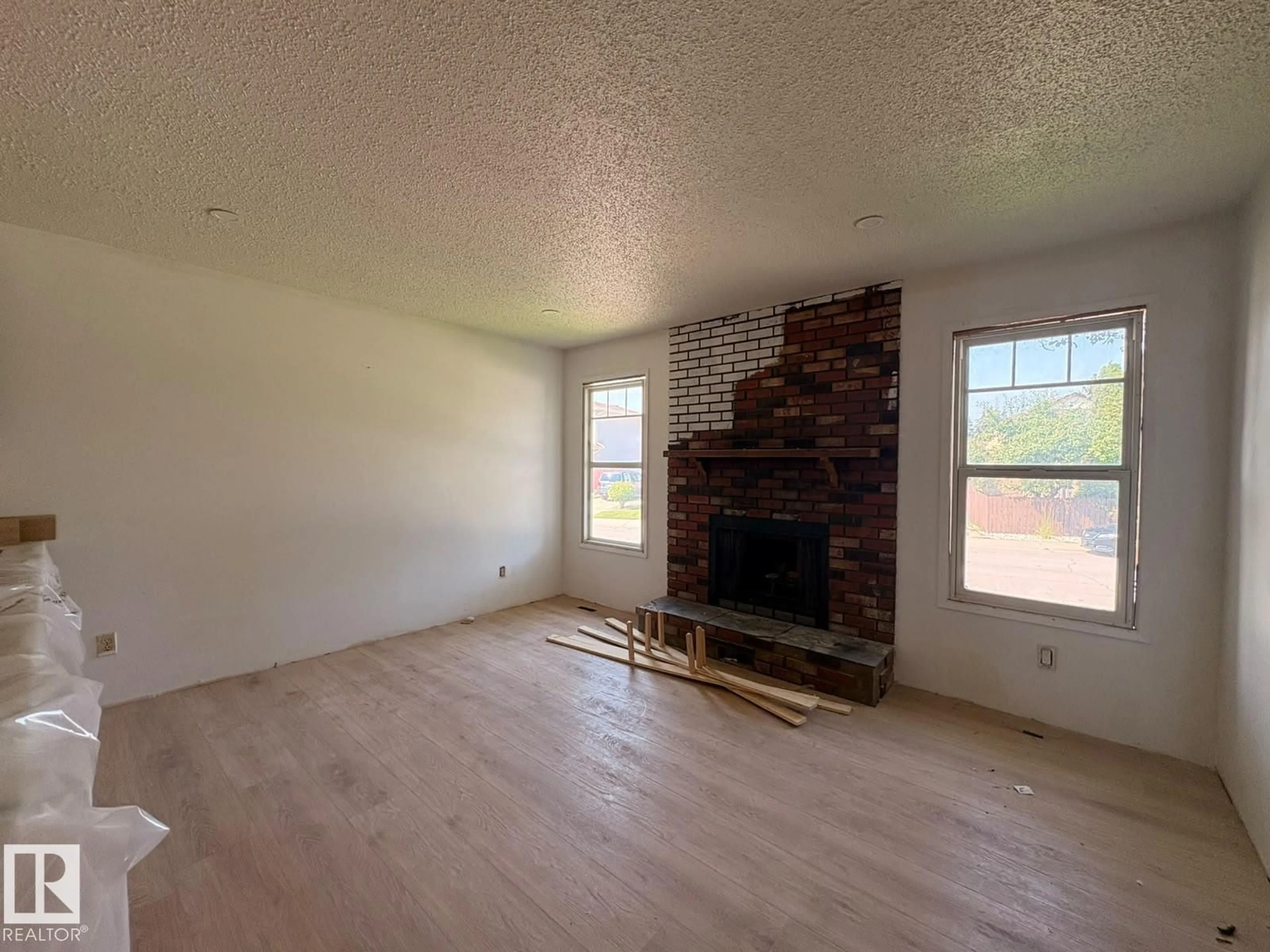 A pic of a room for 18007 73 AV, Edmonton Alberta T5T3K2
