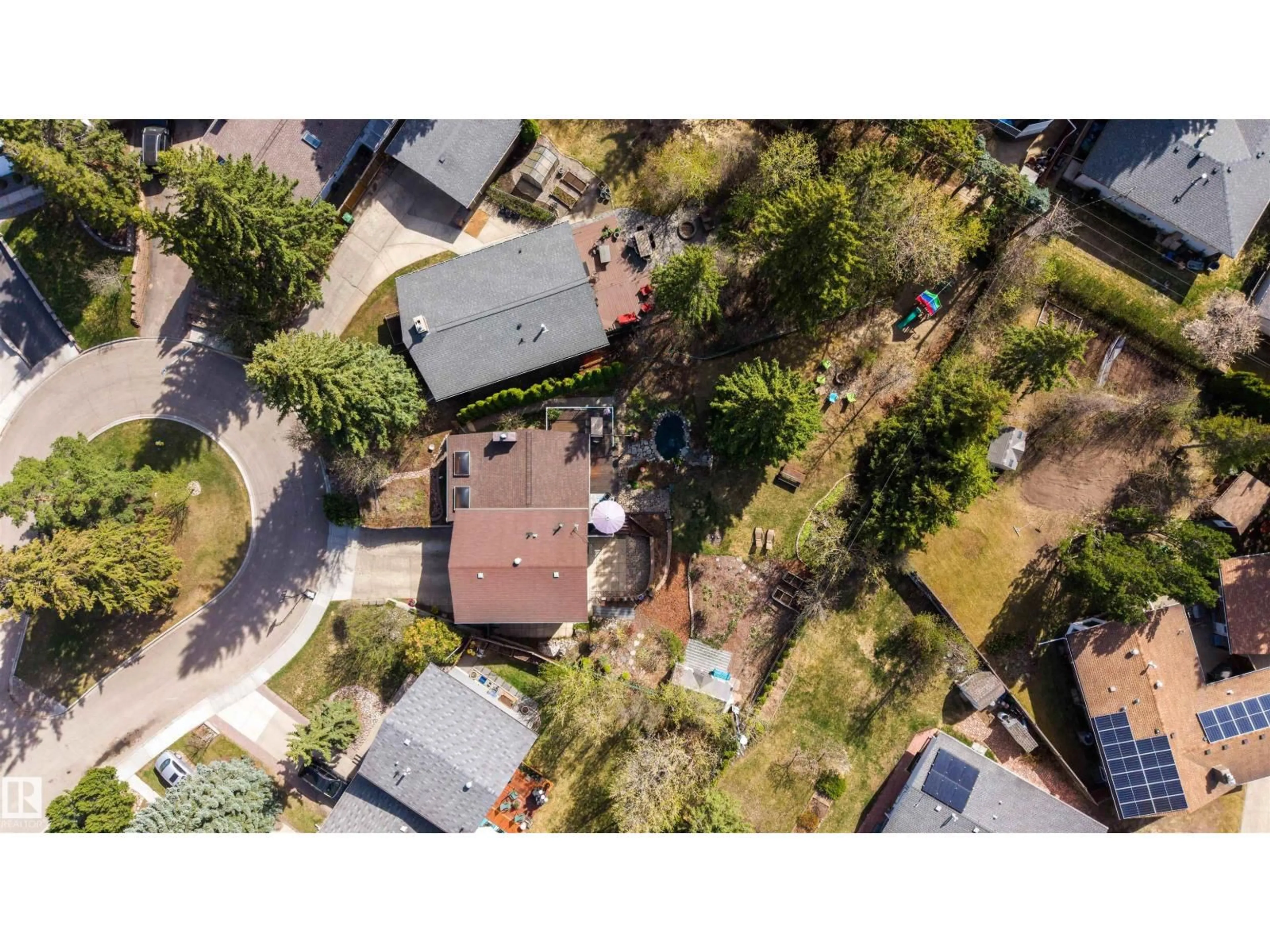 A pic from outside/outdoor area/front of a property/back of a property/a pic from drone, street for 8 GARLAND PL, St. Albert Alberta T8N1A7