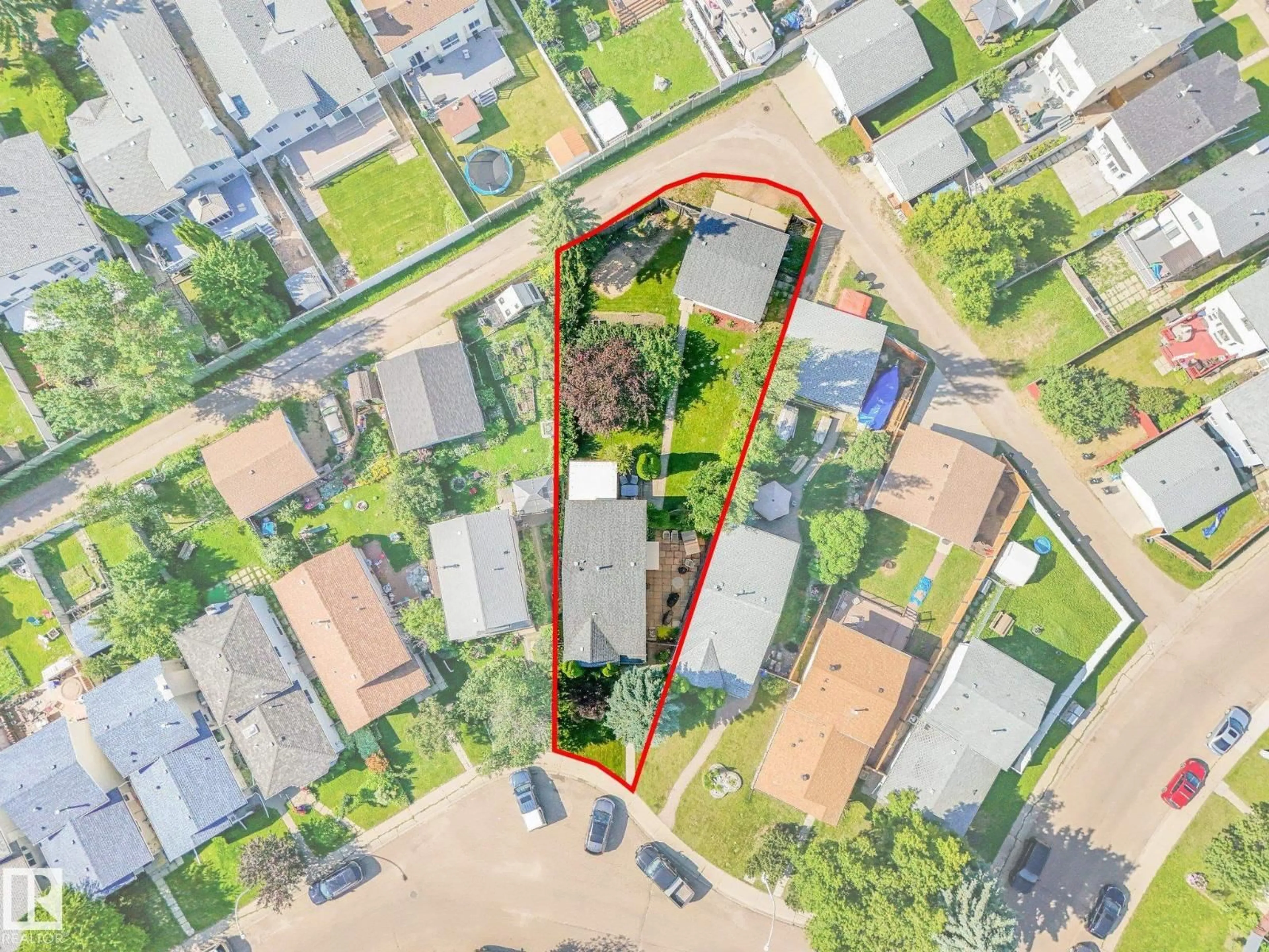 A pic from outside/outdoor area/front of a property/back of a property/a pic from drone, street for 3527 41 AV, Edmonton Alberta T6L5S5