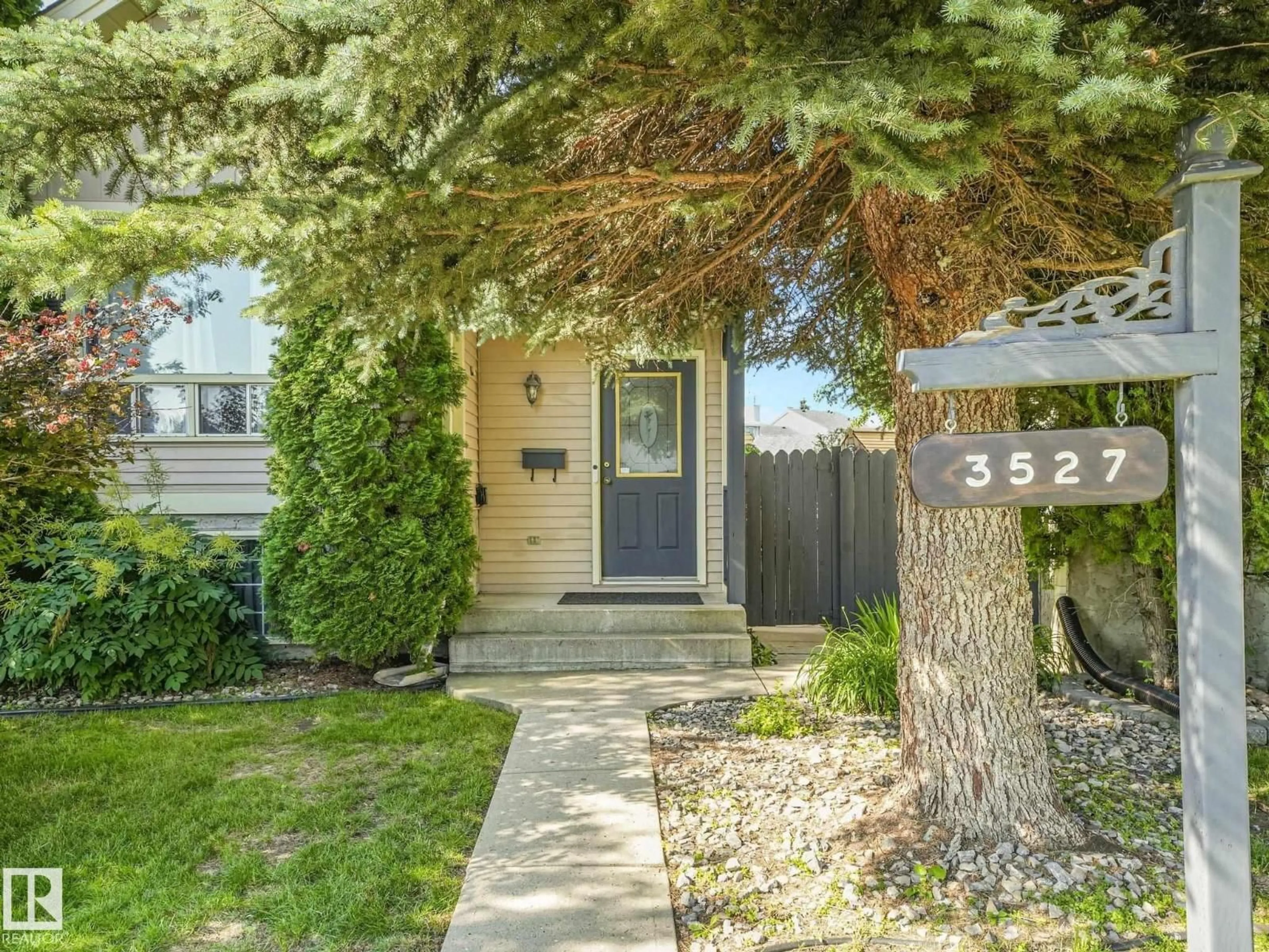 Indoor entryway for 3527 41 AV, Edmonton Alberta T6L5S5