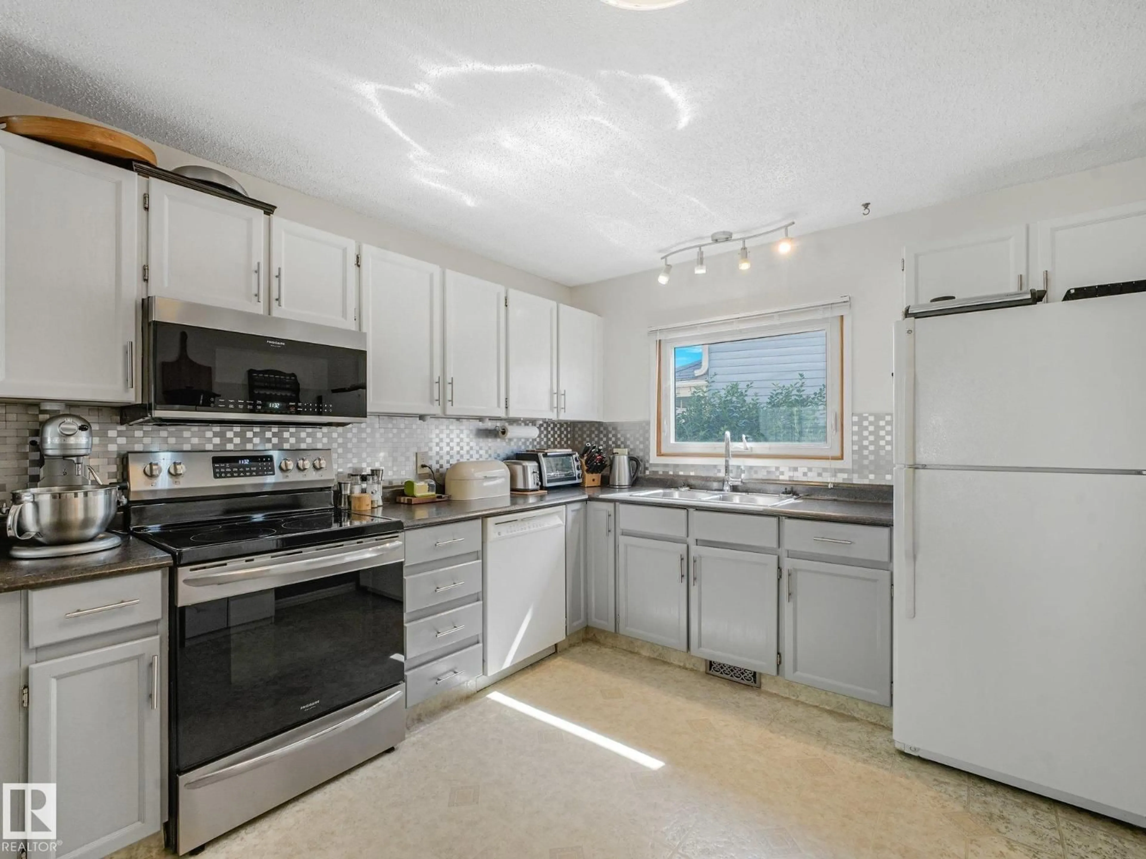 Standard kitchen, ceramic/tile floor for 3527 41 AV, Edmonton Alberta T6L5S5