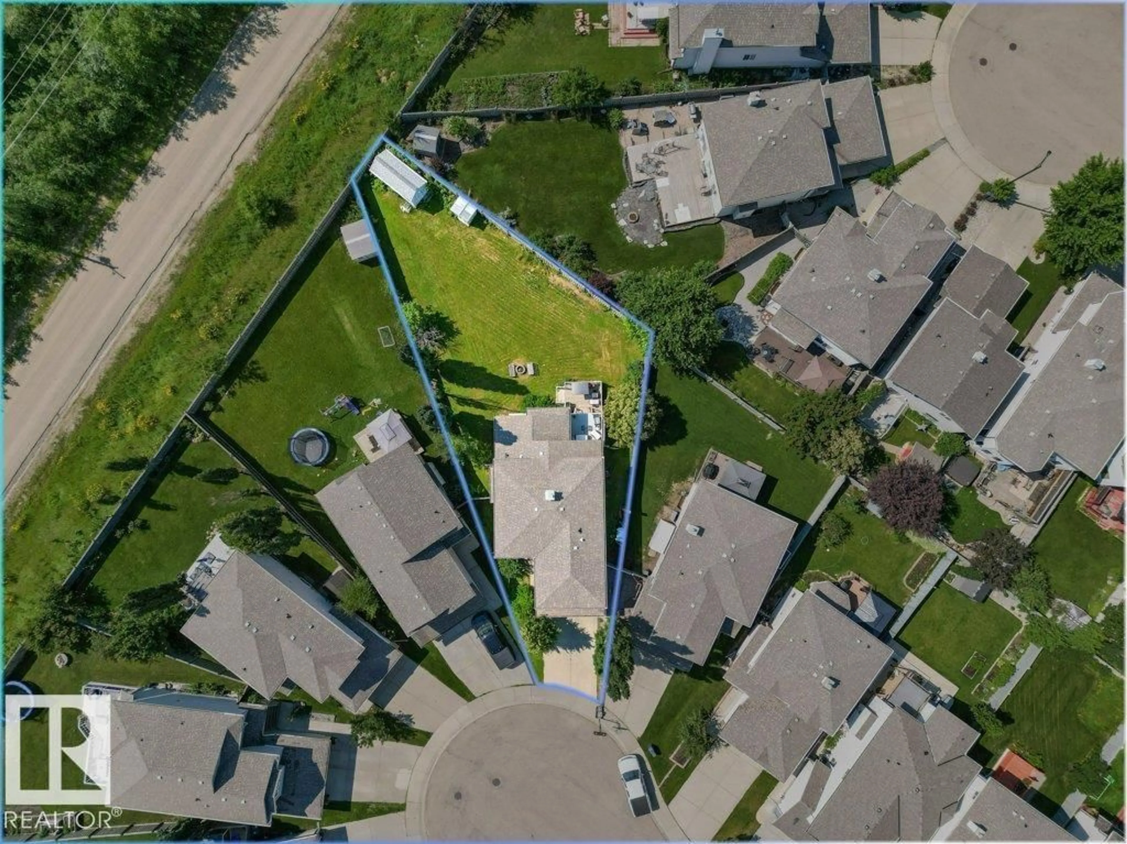 A pic from outside/outdoor area/front of a property/back of a property/a pic from drone, street for 4512 210 ST, Edmonton Alberta T6M0G5