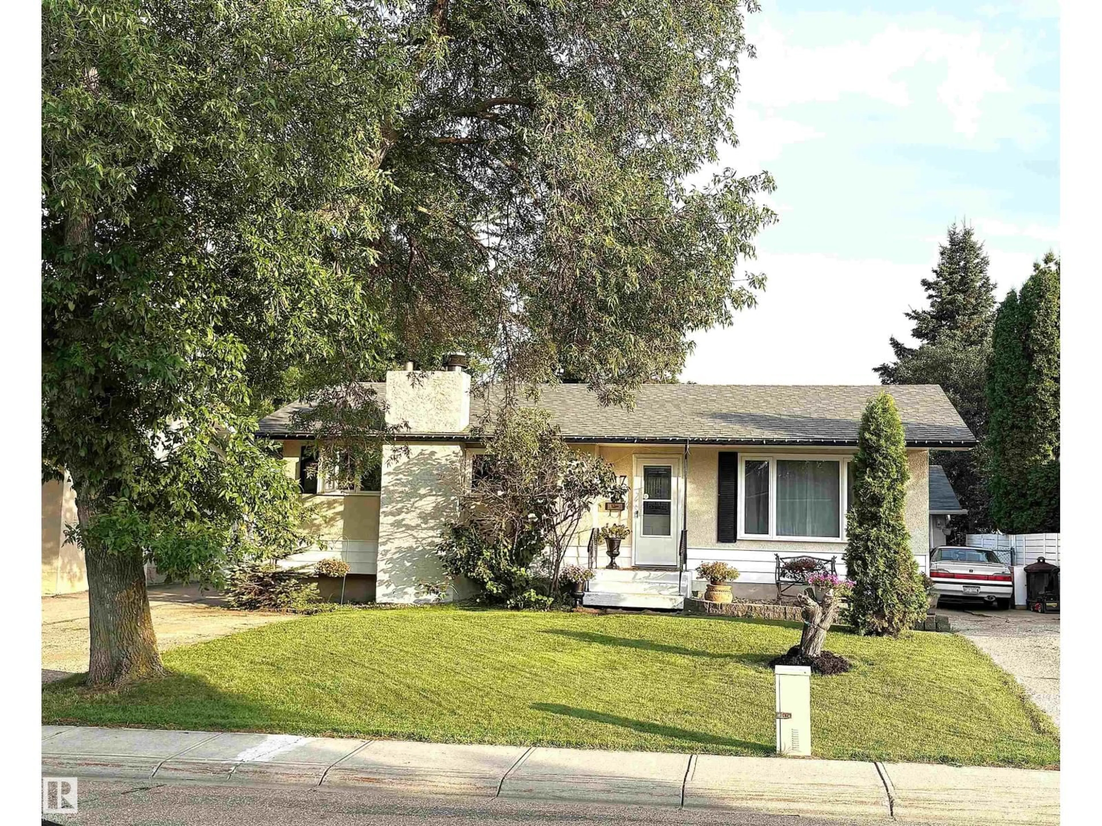 Home with vinyl exterior material, street for 17 STARLING DR, Sherwood Park Alberta T8A0A6