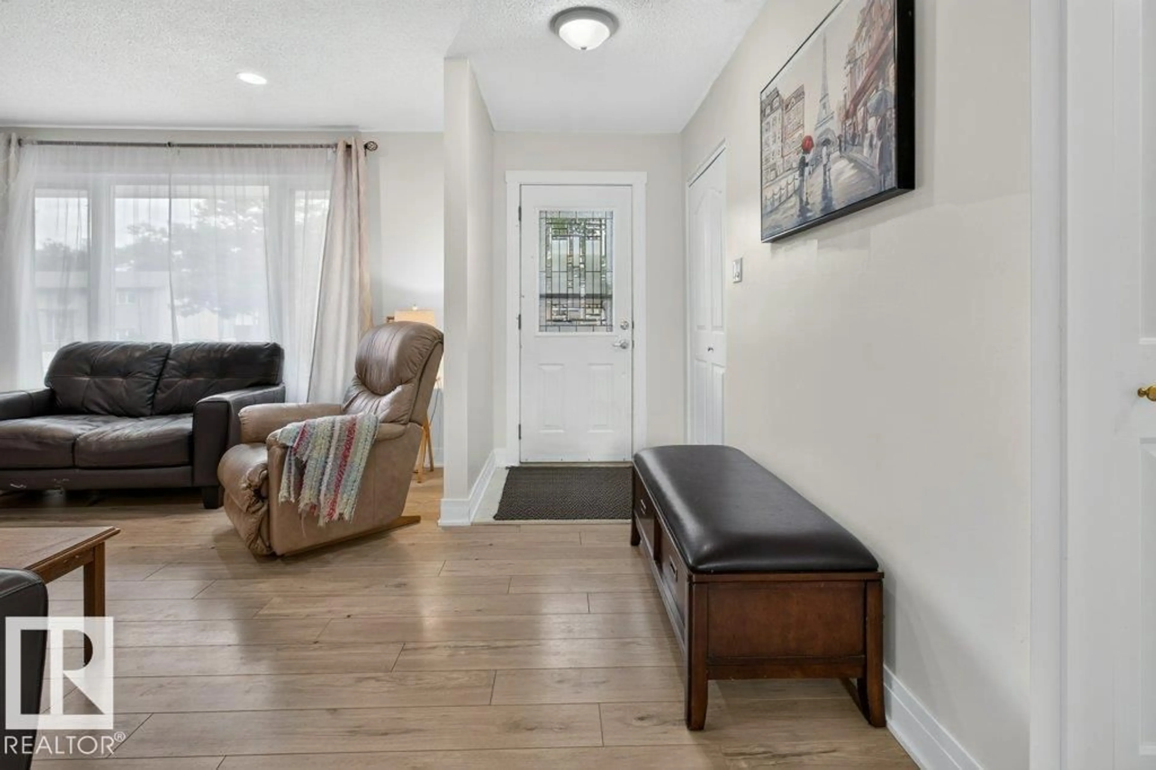 Indoor entryway for 17 STARLING DR, Sherwood Park Alberta T8A0A6