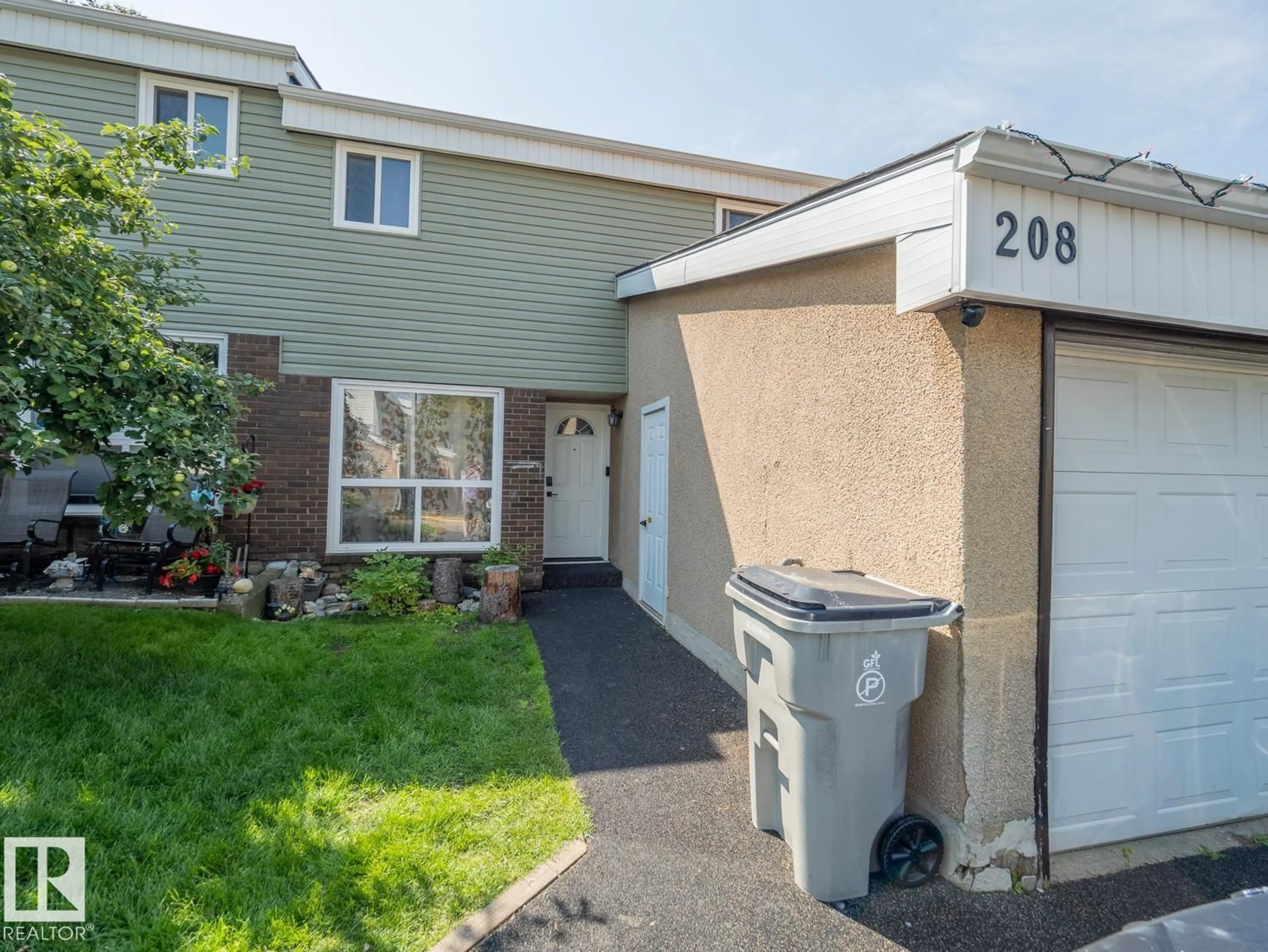 Home with vinyl exterior material, street for 208 GRANDIN VG, St. Albert Alberta T8N2J3
