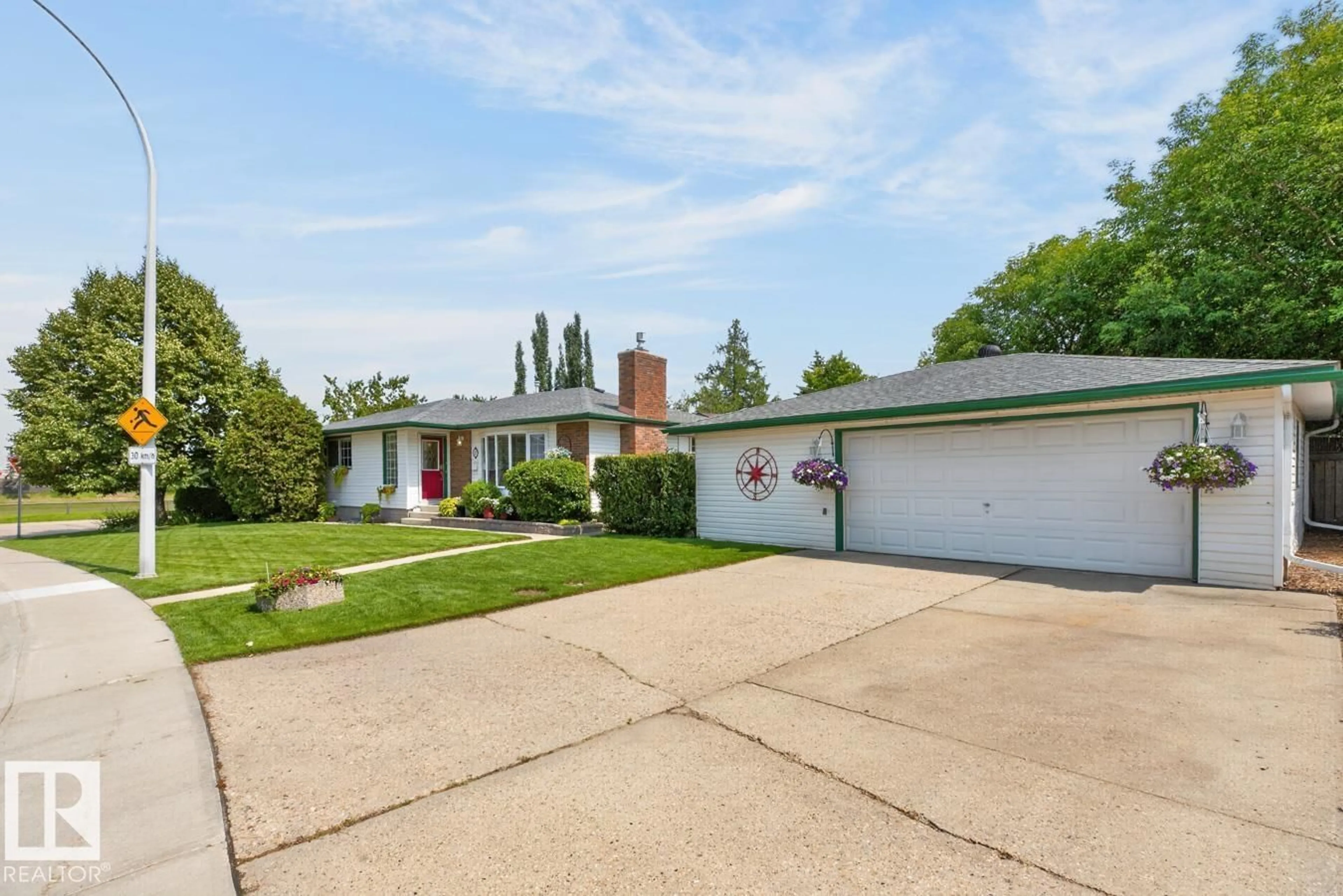 A pic from outside/outdoor area/front of a property/back of a property/a pic from drone, street for 27 MILFORD CR, Sherwood Park Alberta T8V3V3