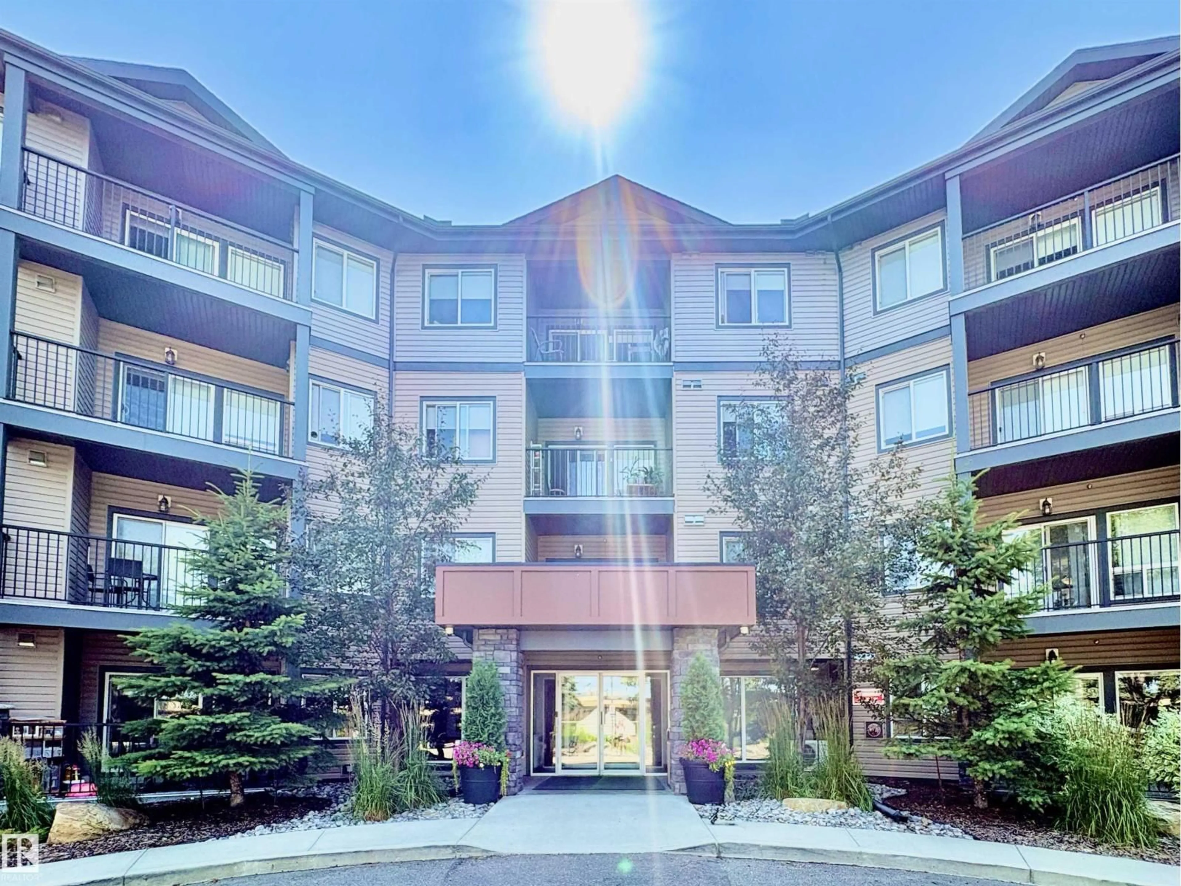 Indoor foyer for #111 - 11511 27 AV, Edmonton Alberta T6J7J8