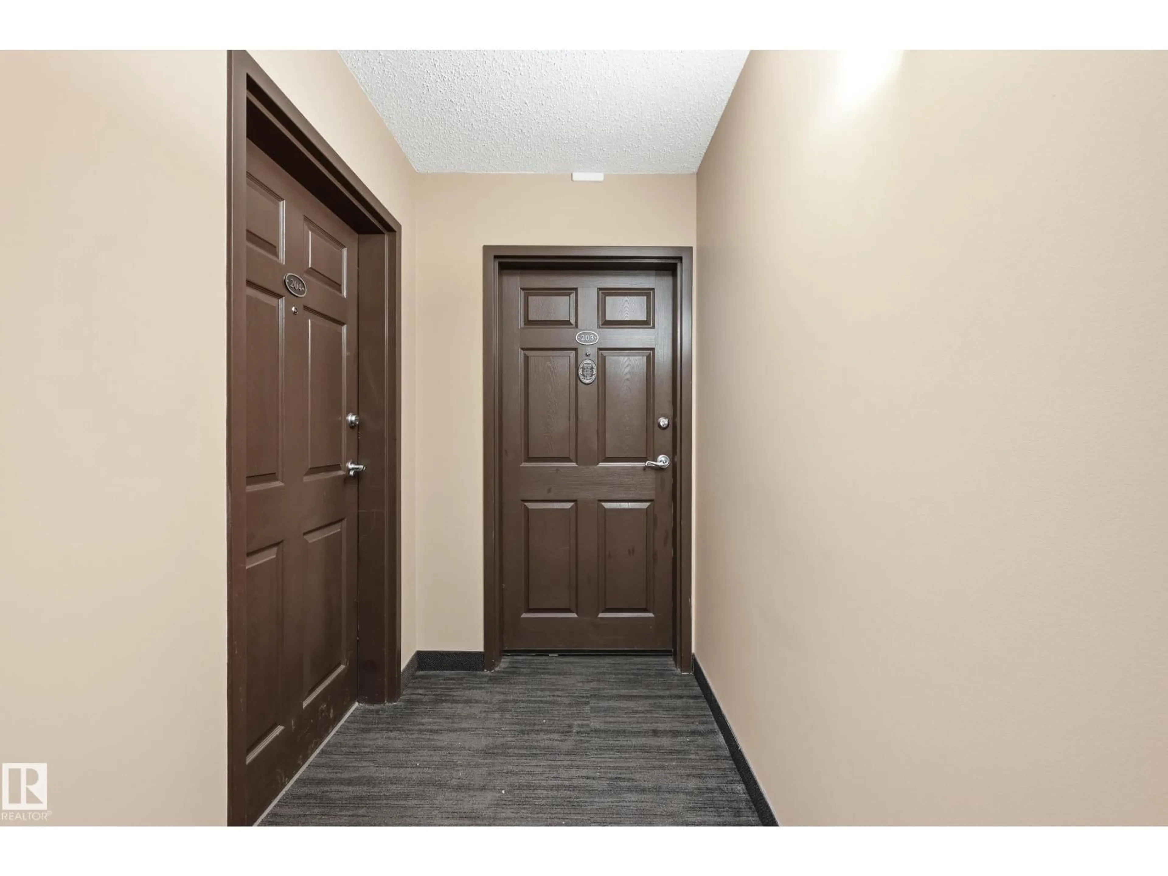 Indoor entryway for 203 11103 84 AV NW, Edmonton Alberta T6G2X4