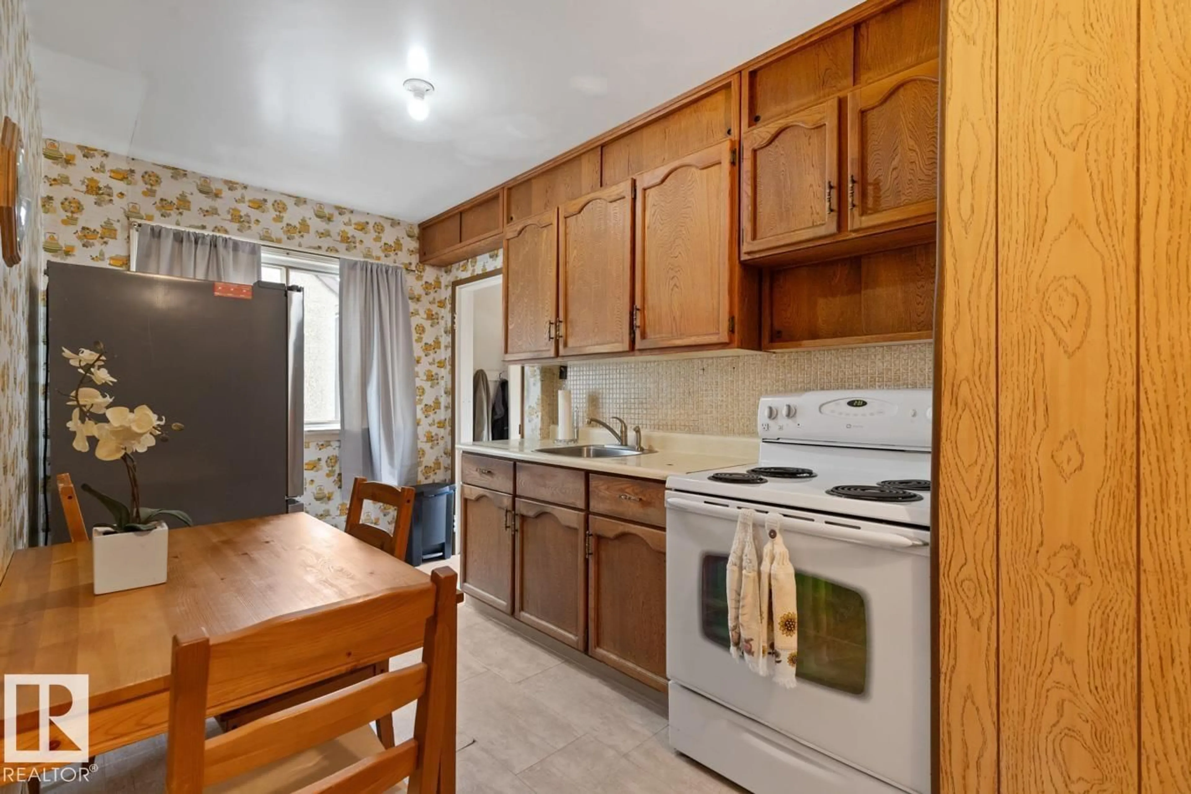 Standard kitchen, unknown for NW - 12044 50 ST, Edmonton Alberta T5W3C4