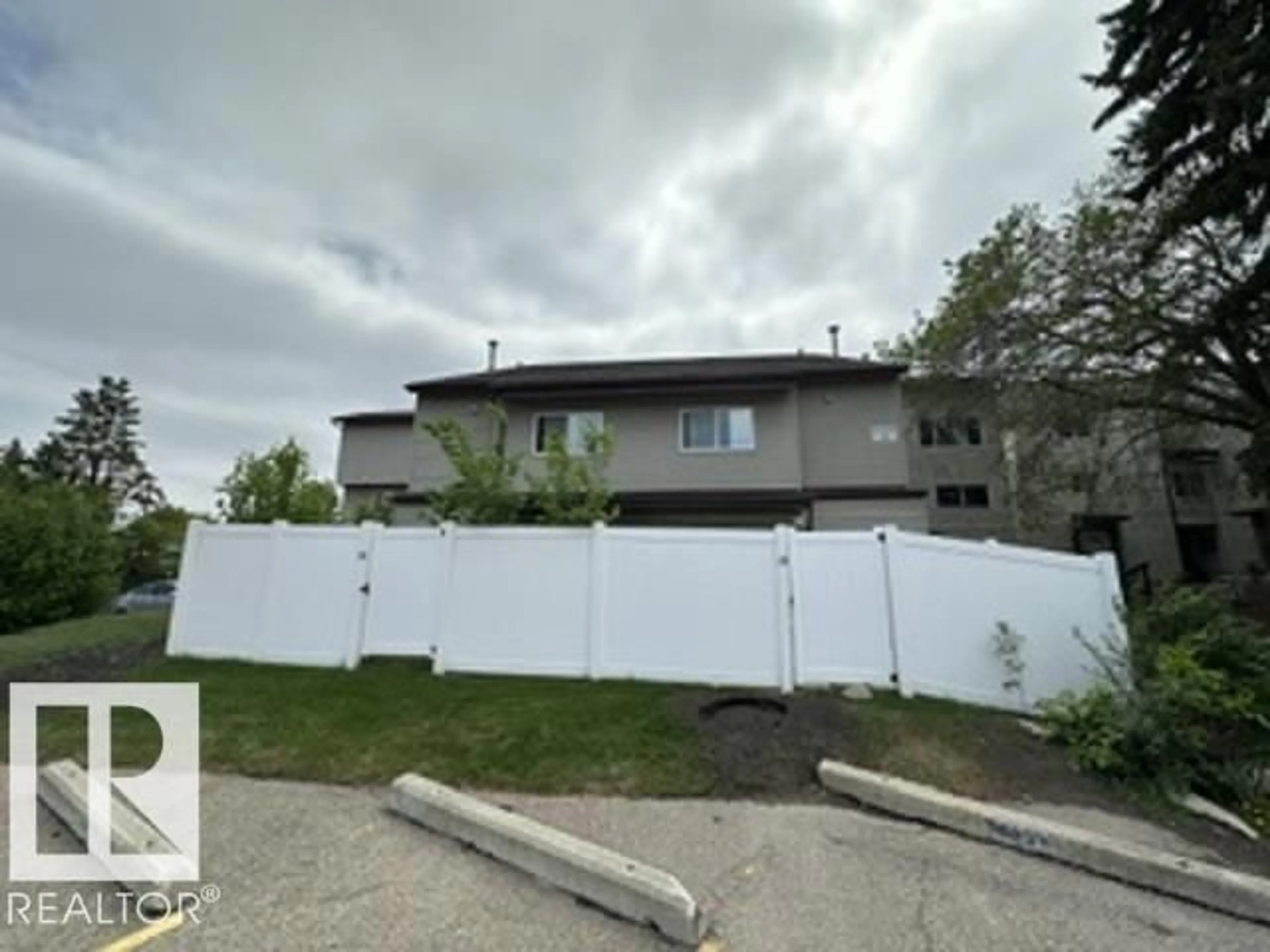 A pic from outside/outdoor area/front of a property/back of a property/a pic from drone, unknown for 12C MEADOWLARK VG, Edmonton Alberta T5R5X3