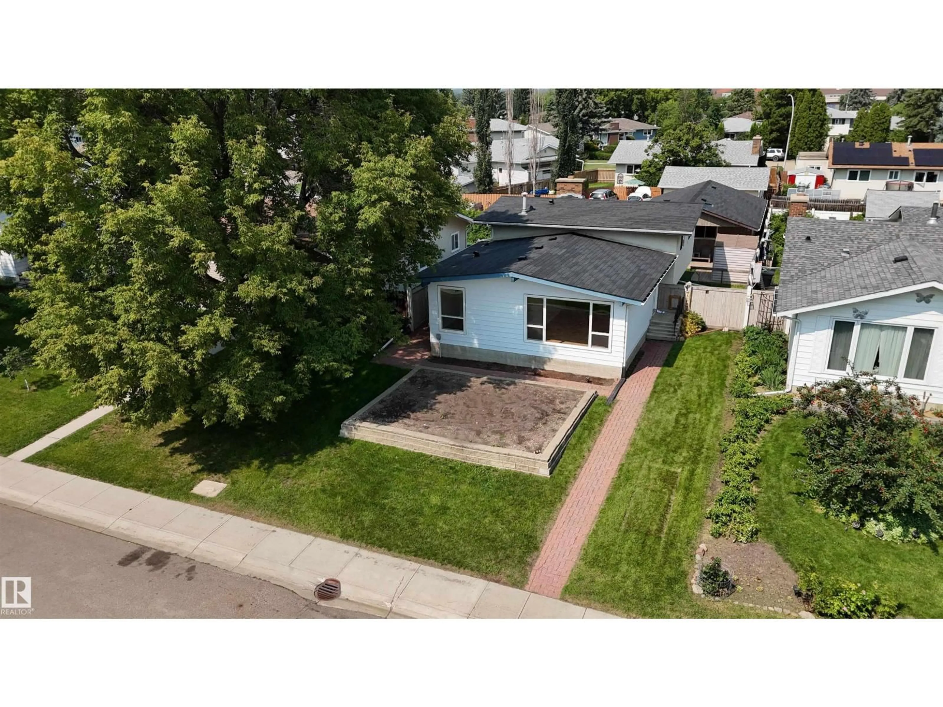 A pic from outside/outdoor area/front of a property/back of a property/a pic from drone, street for 7 BEECHMONT AV, Spruce Grove Alberta T7X1E6