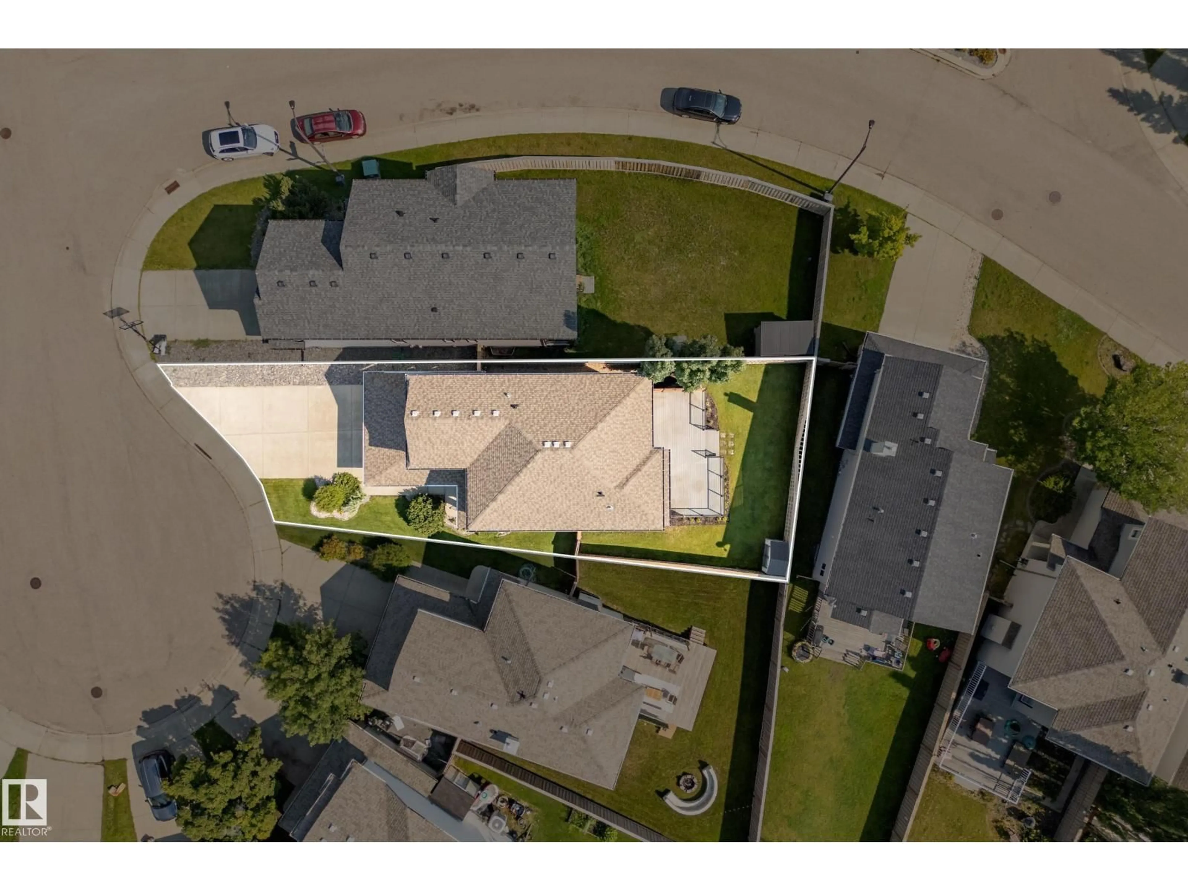 A pic from outside/outdoor area/front of a property/back of a property/a pic from drone, street for 8385 SHASKE CR, Edmonton Alberta T6R0B4