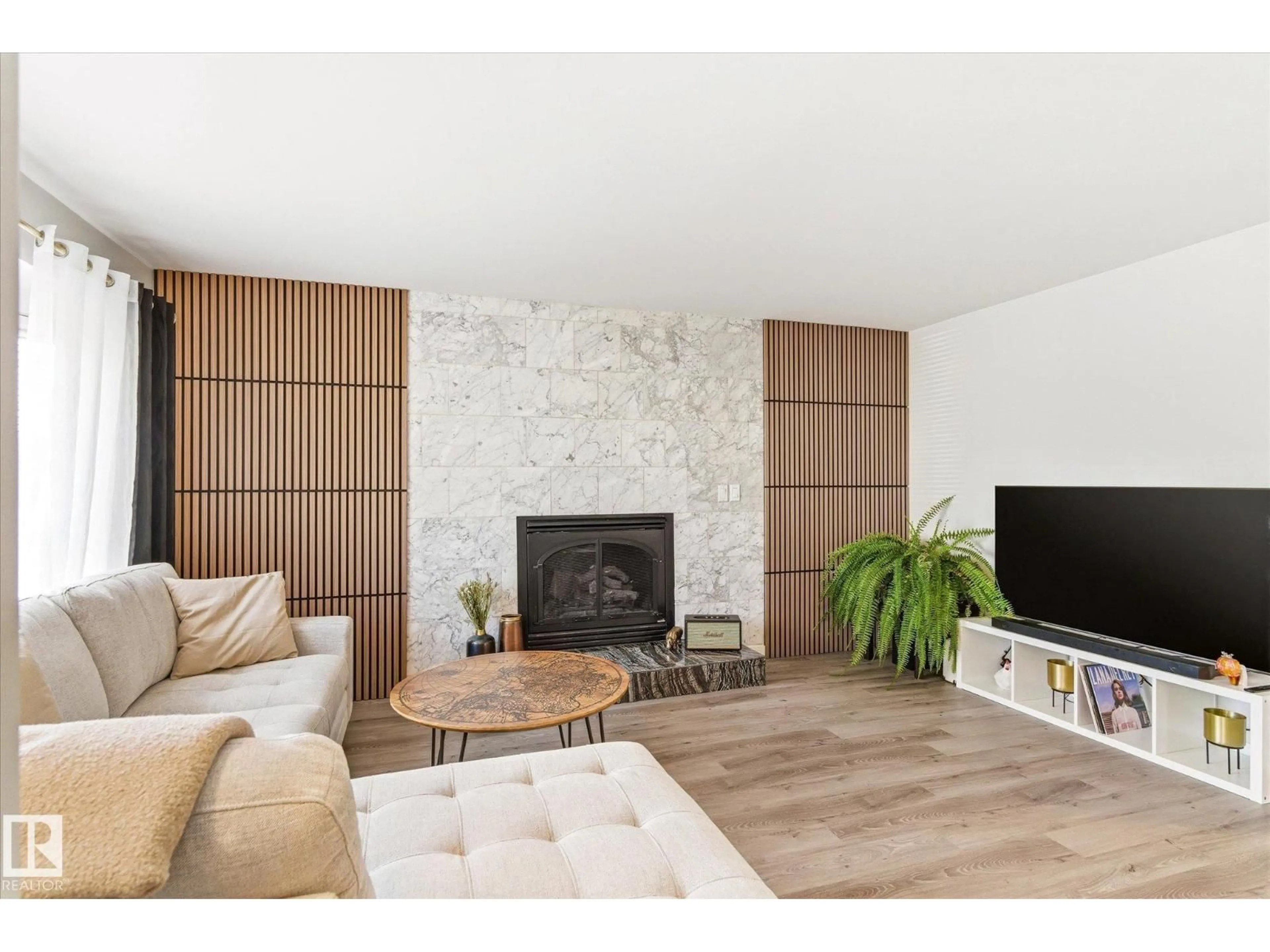 Living room with furniture, wood/laminate floor for 67 ARLINGTON DR, St. Albert Alberta T8N2Z2