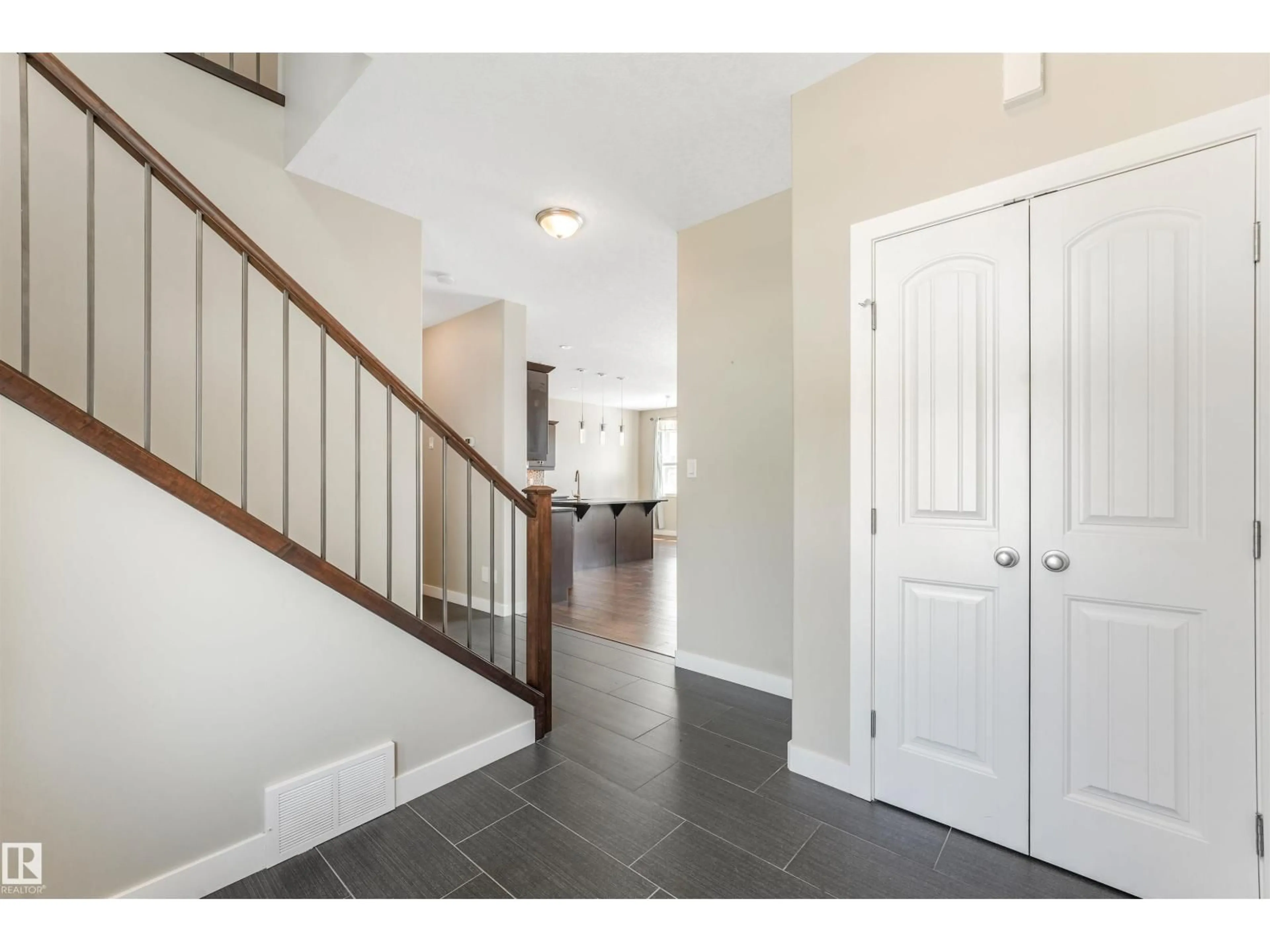 Indoor entryway for 13525 162A AV, Edmonton Alberta T6V0C3